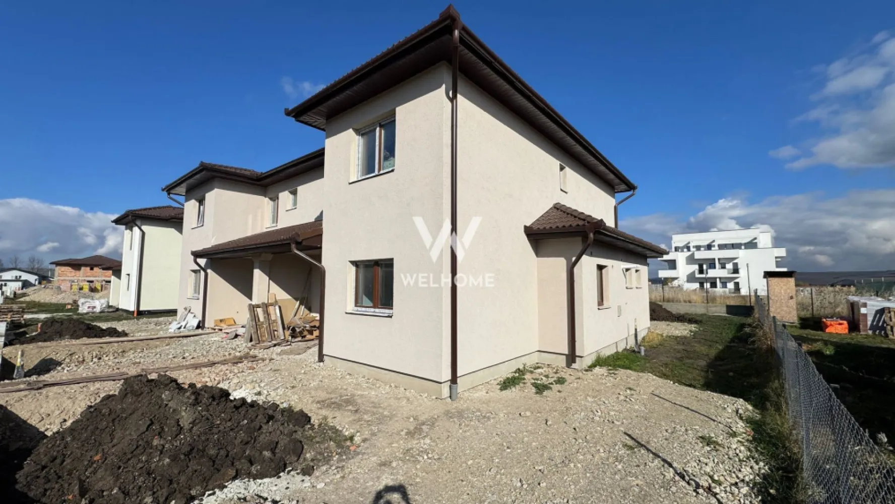 Casa de vanzare in Sura Mica - Sibiu - La o distanta de 8 minute de Sibiu , in Sura Mica localizat central , proiectul insumeaza 40 de case dintre care individuale si cuplate ca cea din prezentare .Casa dispune de un teren de 300 si o suprafata utila de 118 mp. La parter ne intampina un hol generos, baie, o camera de aproximativ 11 mp care poate fi folosita ca si birou sau dormitor, bucataria cu posibilitatea de a se inchide sau a se pastra deschisa pentru a creea mai mult spatiu si camara sau camera tehnica. Tot in partea de jos avem livingul de 24 mp cu zona de dining si iesire in curtea libera de aprozimativ 240 mp compartimentata atat in fata cat si spate si lateral . La etaj avem cele 3 dormitoare dintre care unul cu baie proprie si o baia mare . Interirul se preda la alb . Exteriorul la cheie , in curte fiind suficient spatiu pentru a parca masina, pentru zona de barbeque si zona de relaxare . Exista posibilitatea achizitionarii in rate, avansul minim fiind de 71.550 Euro , iar diferenta pe maxim 6 ani in rate fixe. Termen de finalizare al proiectului: martie - aprilie 2026. *Pozele din anunt sunt de la un duplex deja vandut Pret : 180000 Euro Tva Inclus (plata cash, credit sau rate) }}