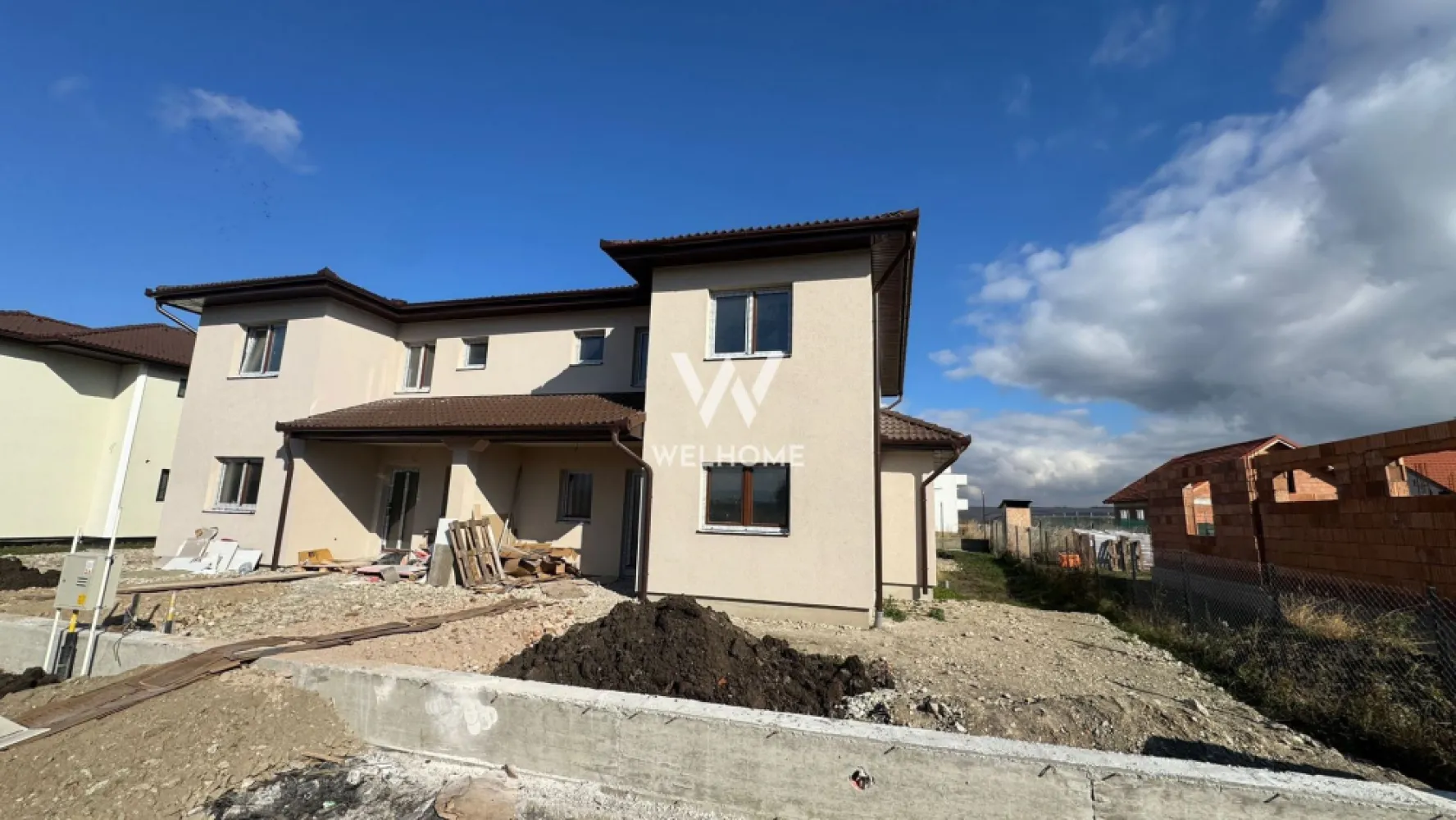 Casa de vanzare in Sura Mica - Sibiu - La o distanta de 8 minute de Sibiu , in Sura Mica localizat central , proiectul insumeaza 40 de case dintre care individuale si cuplate ca cea din prezentare .Casa dispune de un teren de 300 si o suprafata utila de 118 mp. La parter ne intampina un hol generos, baie, o camera de aproximativ 11 mp care poate fi folosita ca si birou sau dormitor, bucataria cu posibilitatea de a se inchide sau a se pastra deschisa pentru a creea mai mult spatiu si camara sau camera tehnica. Tot in partea de jos avem livingul de 24 mp cu zona de dining si iesire in curtea libera de aprozimativ 240 mp compartimentata atat in fata cat si spate si lateral . La etaj avem cele 3 dormitoare dintre care unul cu baie proprie si o baia mare . Interirul se preda la alb . Exteriorul la cheie , in curte fiind suficient spatiu pentru a parca masina, pentru zona de barbeque si zona de relaxare . Exista posibilitatea achizitionarii in rate, avansul minim fiind de 71.550 Euro , iar diferenta pe maxim 6 ani in rate fixe. Termen de finalizare al proiectului: martie - aprilie 2026. *Pozele din anunt sunt de la un duplex deja vandut Pret : 180000 Euro Tva Inclus (plata cash, credit sau rate) }}