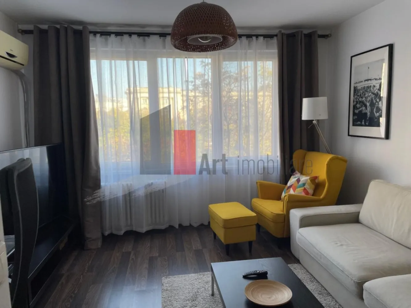 APARTAMENT 2 CAMERE -SALA PALATULUI - Va prezentam spre vanzare un apartament de 2 camere decomandat in zona Salii Palatului,
 situat intr-un bloc de apartamente , la etajul 3 din 9 .
 Apartamentul se compune din living, dormitor, bucatarie, baie, vestibul, hol.
 Proprietatea se afla la intersectia strazilor Stirbei Voda cu Ion Campineanu cu vedere spre
 Ateneul Roman ,Sala Palatului , Palatul Regal.
 Datorita pozitionarii sale ultracentrale , proprietatea este ideala atat pentru locuit cat si
 pentru investie, inchiriere in regim hotelier.
 Pentru alte imformatii sau vizionare sunati la 0722 371 033..