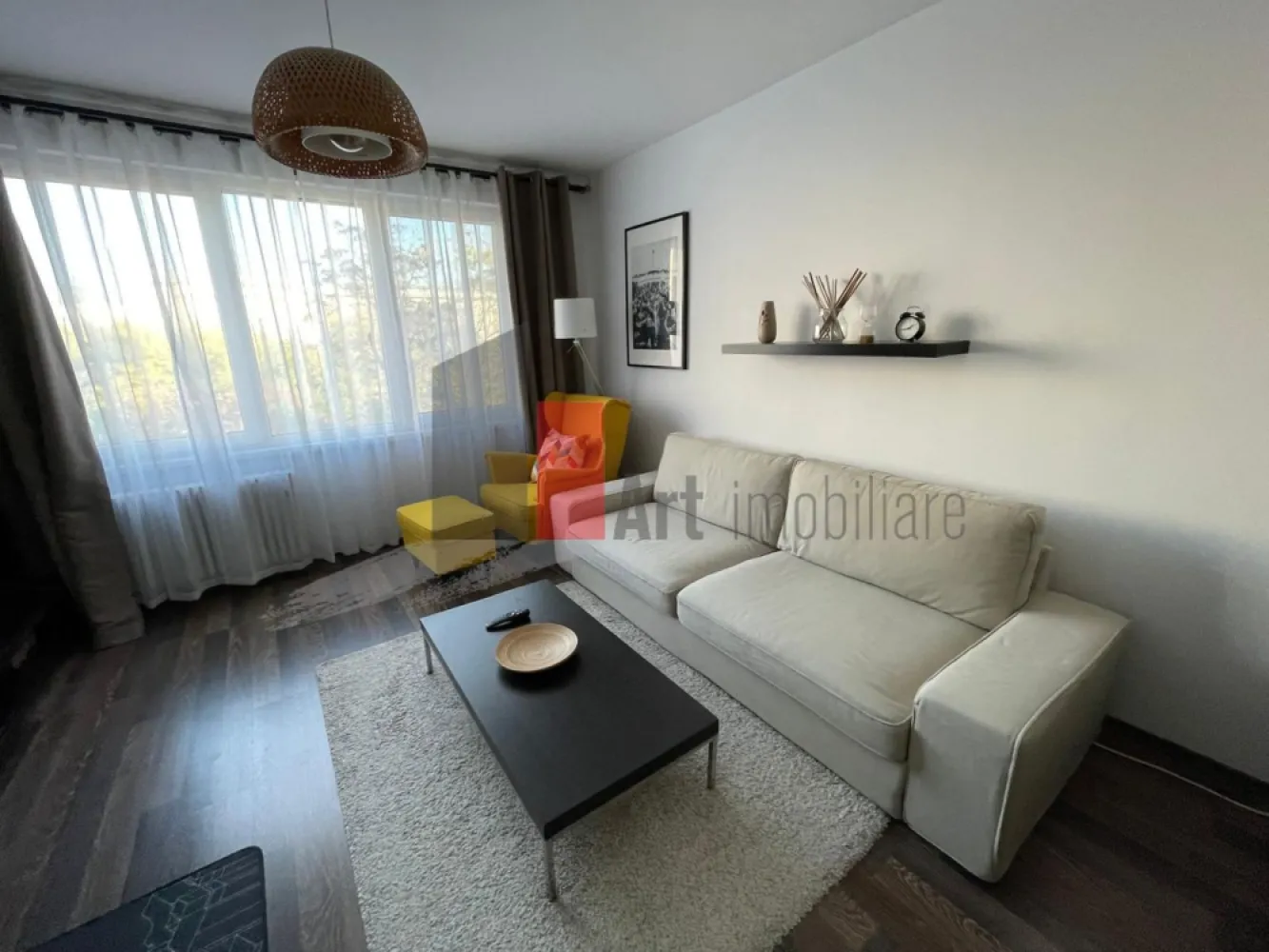 APARTAMENT 2 CAMERE -SALA PALATULUI - Va prezentam spre vanzare un apartament de 2 camere decomandat in zona Salii Palatului,
 situat intr-un bloc de apartamente , la etajul 3 din 9 .
 Apartamentul se compune din living, dormitor, bucatarie, baie, vestibul, hol.
 Proprietatea se afla la intersectia strazilor Stirbei Voda cu Ion Campineanu cu vedere spre
 Ateneul Roman ,Sala Palatului , Palatul Regal.
 Datorita pozitionarii sale ultracentrale , proprietatea este ideala atat pentru locuit cat si
 pentru investie, inchiriere in regim hotelier.
 Pentru alte imformatii sau vizionare sunati la 0722 371 033..