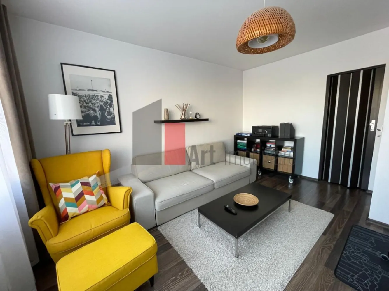 APARTAMENT 2 CAMERE -SALA PALATULUI - Va prezentam spre vanzare un apartament de 2 camere decomandat in zona Salii Palatului,
 situat intr-un bloc de apartamente , la etajul 3 din 9 .
 Apartamentul se compune din living, dormitor, bucatarie, baie, vestibul, hol.
 Proprietatea se afla la intersectia strazilor Stirbei Voda cu Ion Campineanu cu vedere spre
 Ateneul Roman ,Sala Palatului , Palatul Regal.
 Datorita pozitionarii sale ultracentrale , proprietatea este ideala atat pentru locuit cat si
 pentru investie, inchiriere in regim hotelier.
 Pentru alte imformatii sau vizionare sunati la 0722 371 033..