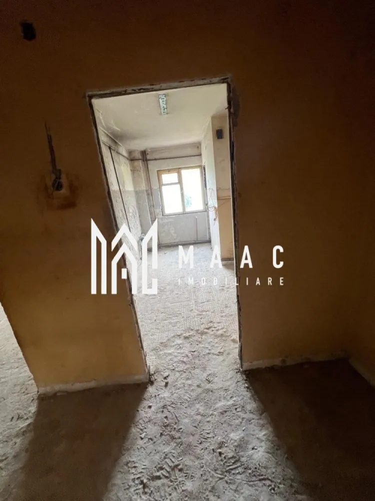 Apartament 2 CamereI Etaj 1 I Necesita RenovareI Valea Aurie - Va propunem spre vanzare un apartament de 2 camere decomandat situat la etajul 1 al unui imobil din zona Valea Aurie. Apartamentul se preda la stadiul de gri perfect pentru a putea fi personalizat dupa bunul plac. Compartimentare: hol intrare living dormitor bucatarie inchisa baie camara pivnita Valea Aurie este una dintre cele mai bine cotate zone din Sibiu cu acces facil la scoli, mijloace de transport in comun, centr comerciale si zone de agrement. Daca iti doresti un apartament pe care sa-l personalizezi si sa-l numesti acasa acesta este alegerea potrivita. Pentru informati si vizionari: ID: CP2914132 }}