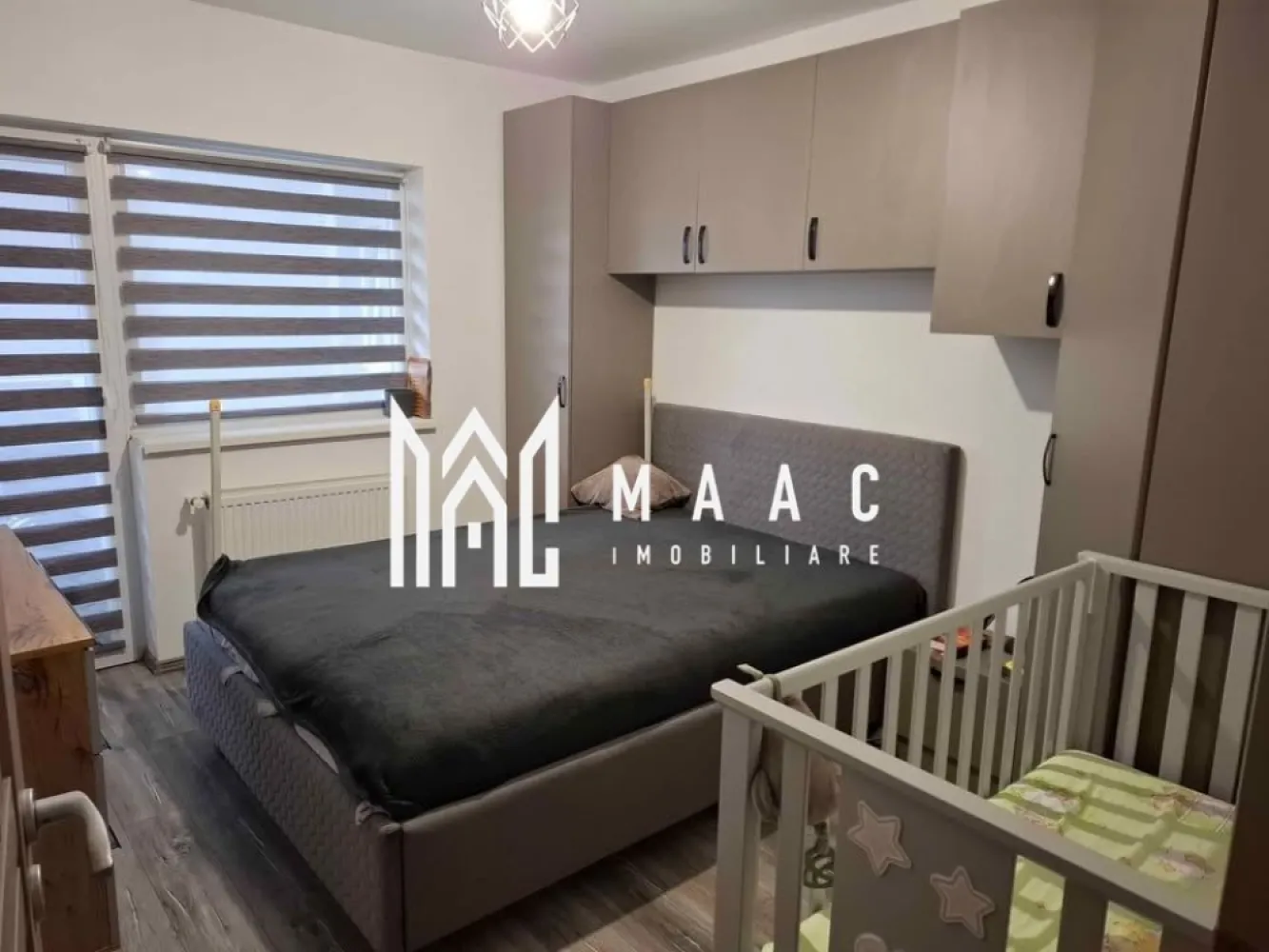 Apartament 2 camere I Parcare inclusă I Arhitecților - MAAC Imobiliare vă propune spre vânzare un apartament cu 2 camere, situat în zona Arhitecților, într-o zonă liniștită, ideal atât pentru locuit, cât și pentru investiție. Apartamentul este situat la etajul 2 din 3, într-un imobil construit în 2019, din cărămidă, izolat termic. Are o suprafață utilă de 37 mp și un balcon de 4,65 mp. Compartimentare: hol, living cu bucătărie open-space și ieșire pe balcon, dormitor, baie. Dispune de centrală termică proprie, aer condiționat, tâmplărie PVC cu geam termopan, ușă metalică, contorizare separată și loc de parcare privat. Zona oferă magazine, mijloace de transport și legături bune către oraș, iar apartamentul este potrivit atât pentru locuit, cât și pentru investiție, având cerere constantă pentru închiriere. Pentru mai multe informatii si pentru a programa o vizionare, va rugam specificati ID: CP2897091 }}