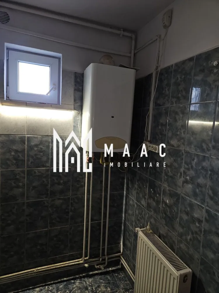 Garsoniera | Parter | 22 MPU | Investitie | Lazaret - MAAC Imobiliare vă propune spre vânzare garsonieră la parter înalt – ideală pentru investiție | Sibiu Garsonieră de vânzare în Sibiu, situată la parter înalt, într-un imobil cu 4 etaje, amplasată într-o zonă cu acces rapid la stație de autobuz, magazine și facilități urbane. Caracteristici principale: Garsonieră cu baie proprie și mini-bucătărie Centrală termică proprie Izolație exterioară Senzor de gaz pentru siguranță Utilități complete: apă, gaz, curent electric, cablu TV Avantaje locație: 1 minut până la stația de autobuz Magazine în apropiere Zonă bine conectată la oraș Acces rapid către puncte de interes Cuvinte cheie relevante: garsonieră Sibiu, garsonieră parter înalt, garsonieră cu centrală proprie, garsonieră de vânzare Sibiu, investiție imobiliară Sibiu, garsonieră aproape de autobuz, garsonieră mobilată Sibiu. Proprietatea este potrivită atât pentru locuire, cât și pentru investiție sigură (închiriere rapidă). Pentru mai multe informații sau pentru a programa o vizionare, nu ezitați să ne contactați, specificand ID: CP2909857 }}