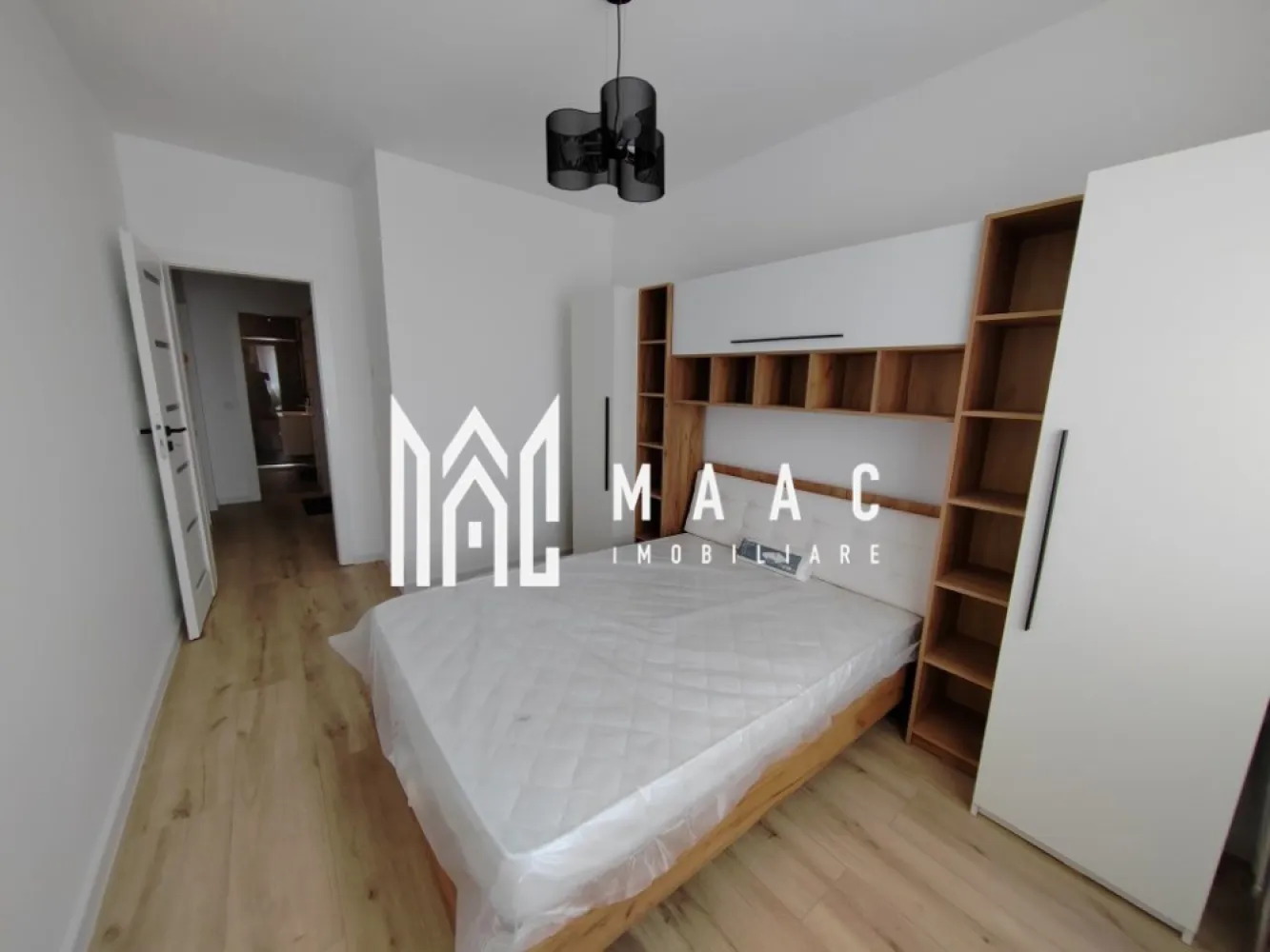 Închiriere apartament 3 camere - MAAC Imobiliare vă propune spre închiriere un apartament situat in Sibiu pe Calea Șurii Mici. Apartamentul este complet și modern mobilat, amplasat la parter înalt, și dispune de: - 2 dormitoare - 2 balcoane - living cu bucătărie open-space - încălzire în pardoseală - 2 locuri de parcare - toate finisajele și mobilierul sunt noi - Suprafața utilă: 62 mp Pentru mai multe detalii, vă rugăm să precizați telefonic că ați văzut anunțul cu ID: CP2908074. }}
