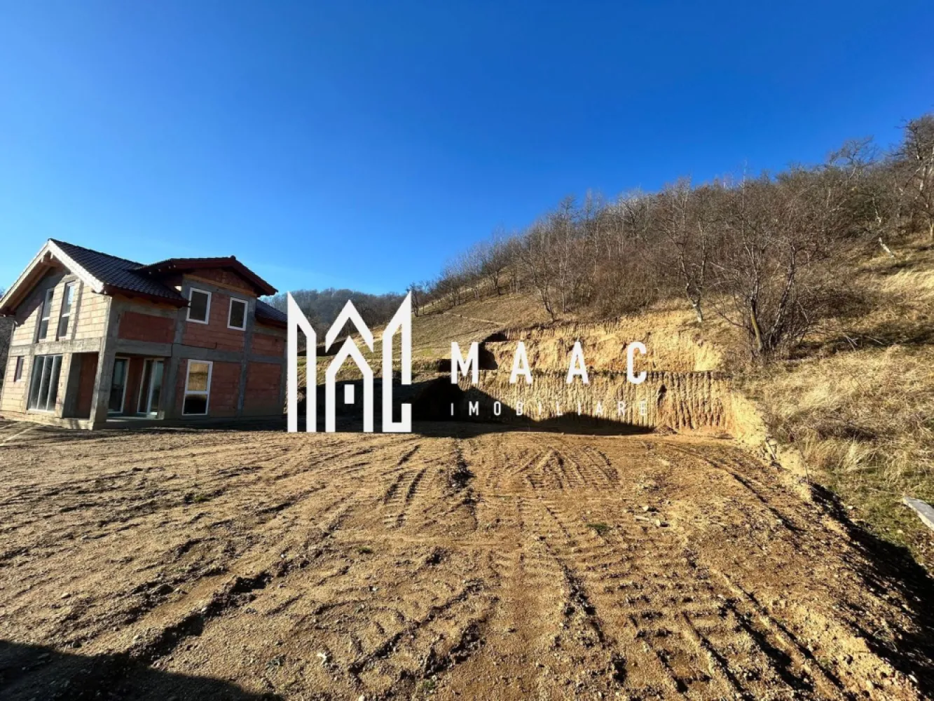 Teren intravilan 1.640 mp | Deschidere 17ml | Utilități | Cisnădioara - Maac Imobiliare prezintă spre vânzare un teren intravilan cu potențial excelent de dezvoltare, situat într-o zonă apreciată, cu priveliște deosebită asupra orașului și panoramă către munți. Caracteristici teren: Suprafață: 1.640 mp Deschidere la drum: 17 metri liniari Regim: intravilan Utilități: apă, curent, canalizare – pe teren Acces facil din drum public Zonă cu case construite și infrastructură existentă Include garaj Destinații potrivite: Pensiune turistică Casă de vacanță Construcție rezidențială Amplasat în Cisnădioara, una dintre cele mai apreciate localități din județul Sibiu, terenul beneficiază de un cadru natural deosebit, recunoscut pentru liniștea, aerul curat și priveliștile spectaculoase către Munții Cindrel. Zona este renumită pentru Cetatea Cisnădioara, trasee turistice, pensiuni și case de vacanță, fiind o destinație căutată atât pentru relaxare, cât și pentru investiții turistice. Poziționarea oferă panoramă asupra localității și a împrejurimilor, într-un cartier aerisit, cu construcții noi și acces facil către Sibiu. Pentru mai multe detalii precizati telefonic ca ati vazut anuntul cu ID: CP2856314 }}