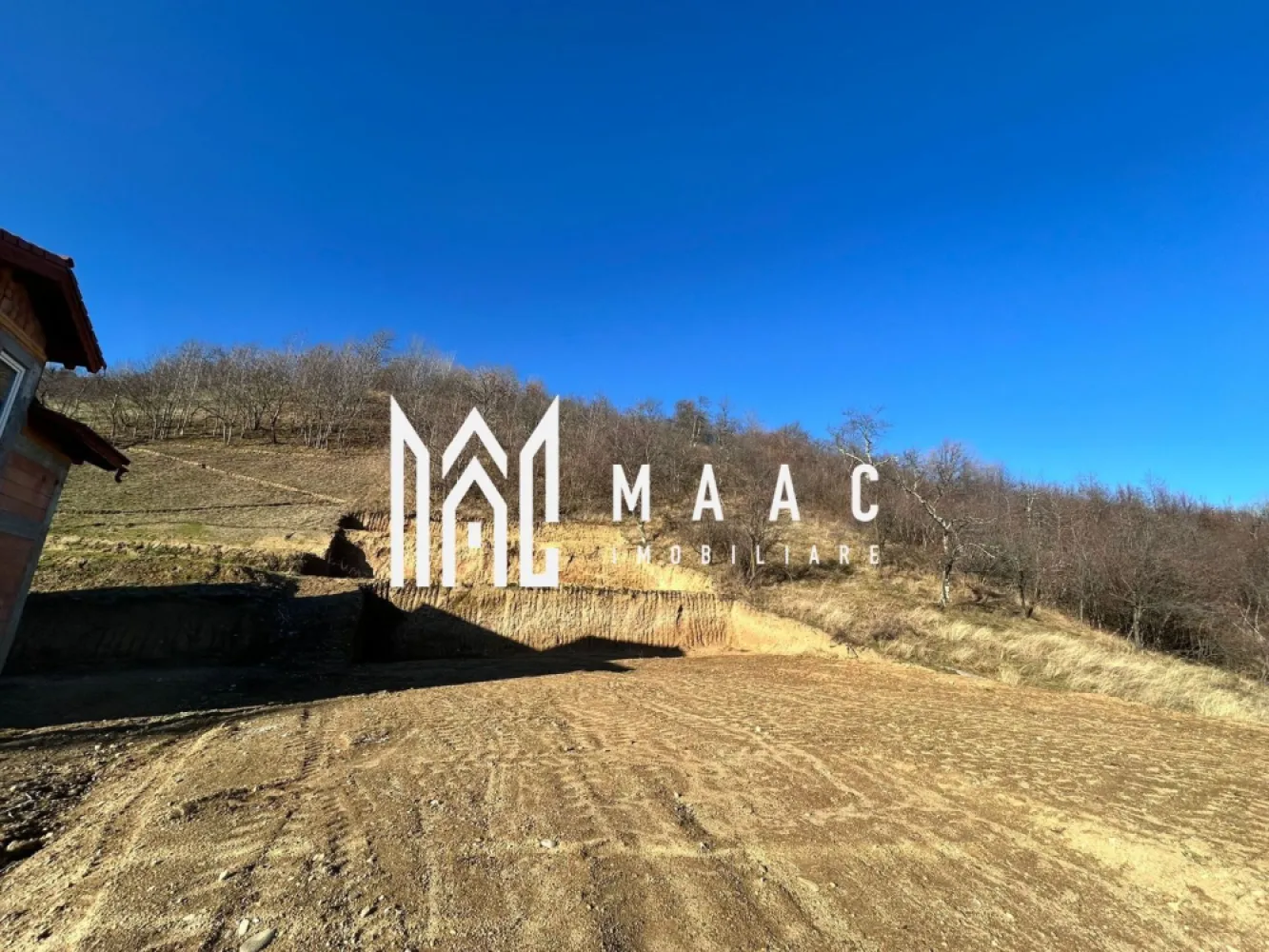 Teren intravilan 1.640 mp | Deschidere 17ml | Utilități | Cisnădioara - Maac Imobiliare prezintă spre vânzare un teren intravilan cu potențial excelent de dezvoltare, situat într-o zonă apreciată, cu priveliște deosebită asupra orașului și panoramă către munți. Caracteristici teren: Suprafață: 1.640 mp Deschidere la drum: 17 metri liniari Regim: intravilan Utilități: apă, curent, canalizare – pe teren Acces facil din drum public Zonă cu case construite și infrastructură existentă Include garaj Destinații potrivite: Pensiune turistică Casă de vacanță Construcție rezidențială Amplasat în Cisnădioara, una dintre cele mai apreciate localități din județul Sibiu, terenul beneficiază de un cadru natural deosebit, recunoscut pentru liniștea, aerul curat și priveliștile spectaculoase către Munții Cindrel. Zona este renumită pentru Cetatea Cisnădioara, trasee turistice, pensiuni și case de vacanță, fiind o destinație căutată atât pentru relaxare, cât și pentru investiții turistice. Poziționarea oferă panoramă asupra localității și a împrejurimilor, într-un cartier aerisit, cu construcții noi și acces facil către Sibiu. Pentru mai multe detalii precizati telefonic ca ati vazut anuntul cu ID: CP2856314 }}