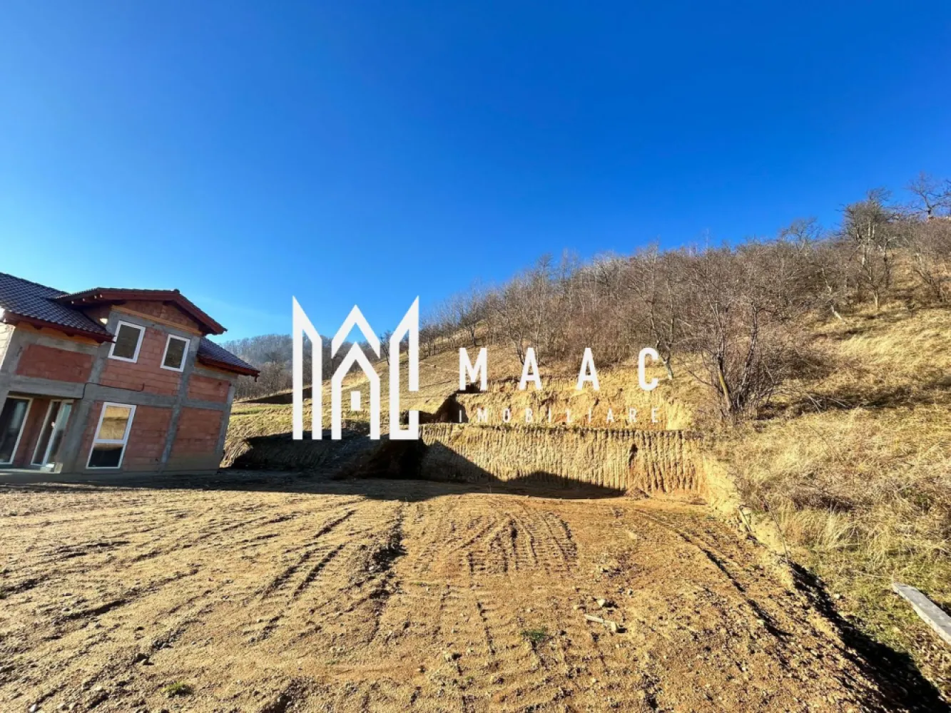 Teren intravilan 1.640 mp | Deschidere 17ml | Utilități | Cisnădioara - Maac Imobiliare prezintă spre vânzare un teren intravilan cu potențial excelent de dezvoltare, situat într-o zonă apreciată, cu priveliște deosebită asupra orașului și panoramă către munți. Caracteristici teren: Suprafață: 1.640 mp Deschidere la drum: 17 metri liniari Regim: intravilan Utilități: apă, curent, canalizare – pe teren Acces facil din drum public Zonă cu case construite și infrastructură existentă Include garaj Destinații potrivite: Pensiune turistică Casă de vacanță Construcție rezidențială Amplasat în Cisnădioara, una dintre cele mai apreciate localități din județul Sibiu, terenul beneficiază de un cadru natural deosebit, recunoscut pentru liniștea, aerul curat și priveliștile spectaculoase către Munții Cindrel. Zona este renumită pentru Cetatea Cisnădioara, trasee turistice, pensiuni și case de vacanță, fiind o destinație căutată atât pentru relaxare, cât și pentru investiții turistice. Poziționarea oferă panoramă asupra localității și a împrejurimilor, într-un cartier aerisit, cu construcții noi și acces facil către Sibiu. Pentru mai multe detalii precizati telefonic ca ati vazut anuntul cu ID: CP2856314 }}