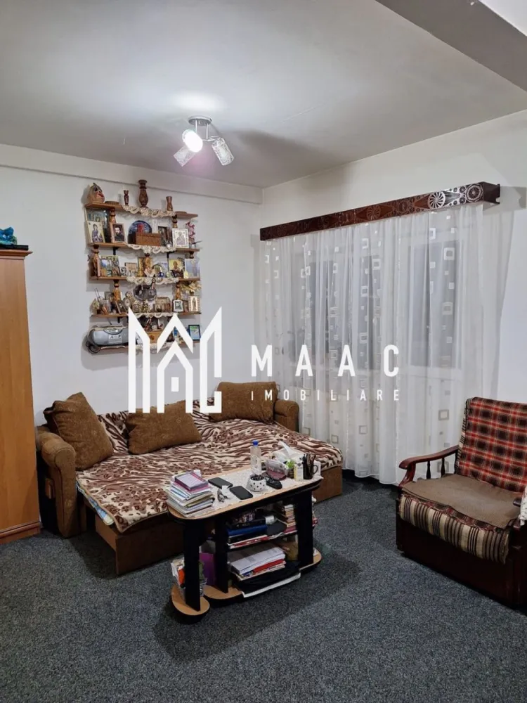 Apartament 2 camere I Decomandat I Zona Valea Aurie - Se oferă spre vânzare un apartament tip mansardă, situat la etajul 5, într-un imobil cu regim de înălțime P+4+M, amplasat în zona Valea Aurie, una dintre cele mai apreciate zone rezidențiale din Sibiu. Apartamentul are o suprafață utilă de 46, mp, la care se adaugă un balcon de 3,6 mp, și beneficiază de o priveliște panoramică spectaculoasă asupra orașului și către pădure. Compartimentare: Primul nivel: Hol de intrare Living cu bucătărie tip open-space Baie Balcon Al doilea nivel: Dormitor spațios Alte detalii: Apartament intabulat integral Distribuit pe două niveluri Luminos și bine compartimentat Se vinde complet mobilat și utilat, exact ca în fotografiile de prezentare Ideal pentru locuință proprie sau investiție Zona oferă liniște, aer curat și acces rapid către punctele de interes ale orașului, fiind potrivită pentru cei care își doresc confort și priveliște într-un cadru natural. Pentru mai multe detalii sau programarea unei vizionări, nu ezitați să ne contactați specificand ID: CP2900656