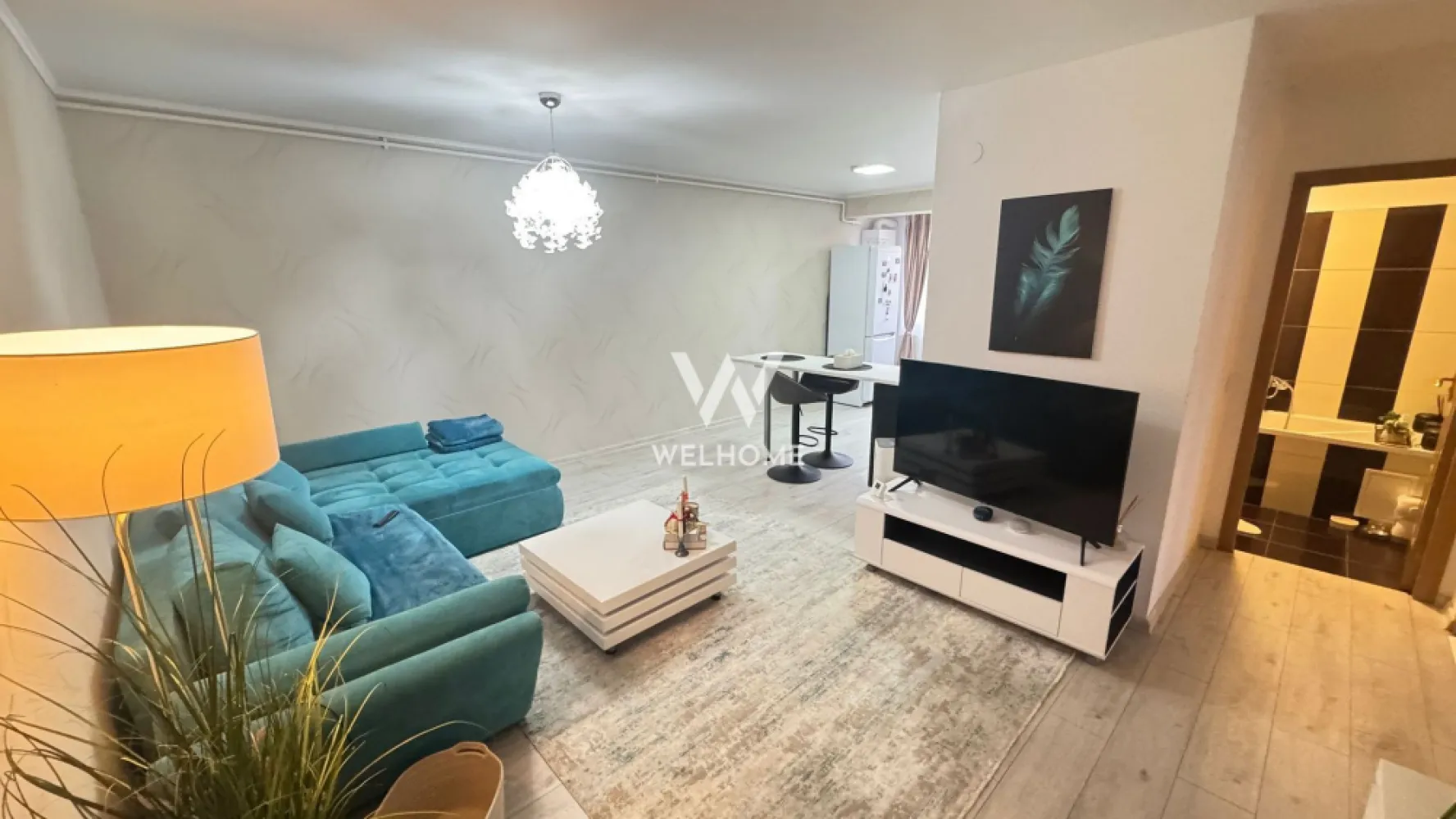 Apartament 3 camere – Complet mobilat și utilat Strand Sibiu - Vă propunem spre vânzare un apartament modern cu 3 camere, situat la parter, în cartierul Ștrand – o zonă apreciată pentru liniște, acces facil și proximitatea față de punctele de interes. Locuința are o suprafață utilă de 57 mp, la care se adaugă un balcon închis de 3 mp, ideal pentru spațiu de depozitare sau zonă de relaxare. Compartimentare practică: Living luminos cu bucătărie open-space, 2 dormitoare confortabile, baie cu geam (ventilație naturală), hol de acces, balcon închis. Apartamentul se vinde complet mobilat și utilat, exact ca în fotografii, fiind pregătit pentru mutare imediată sau pentru investiție (închiriere). Preț: 119.000 euro O locuință ideală pentru familie, cuplu tânăr sau investiție, într-o zonă foarte căutată. Pentru detalii suplimentare și programarea unei vizionări, vă stau cu drag la dispoziție! }}