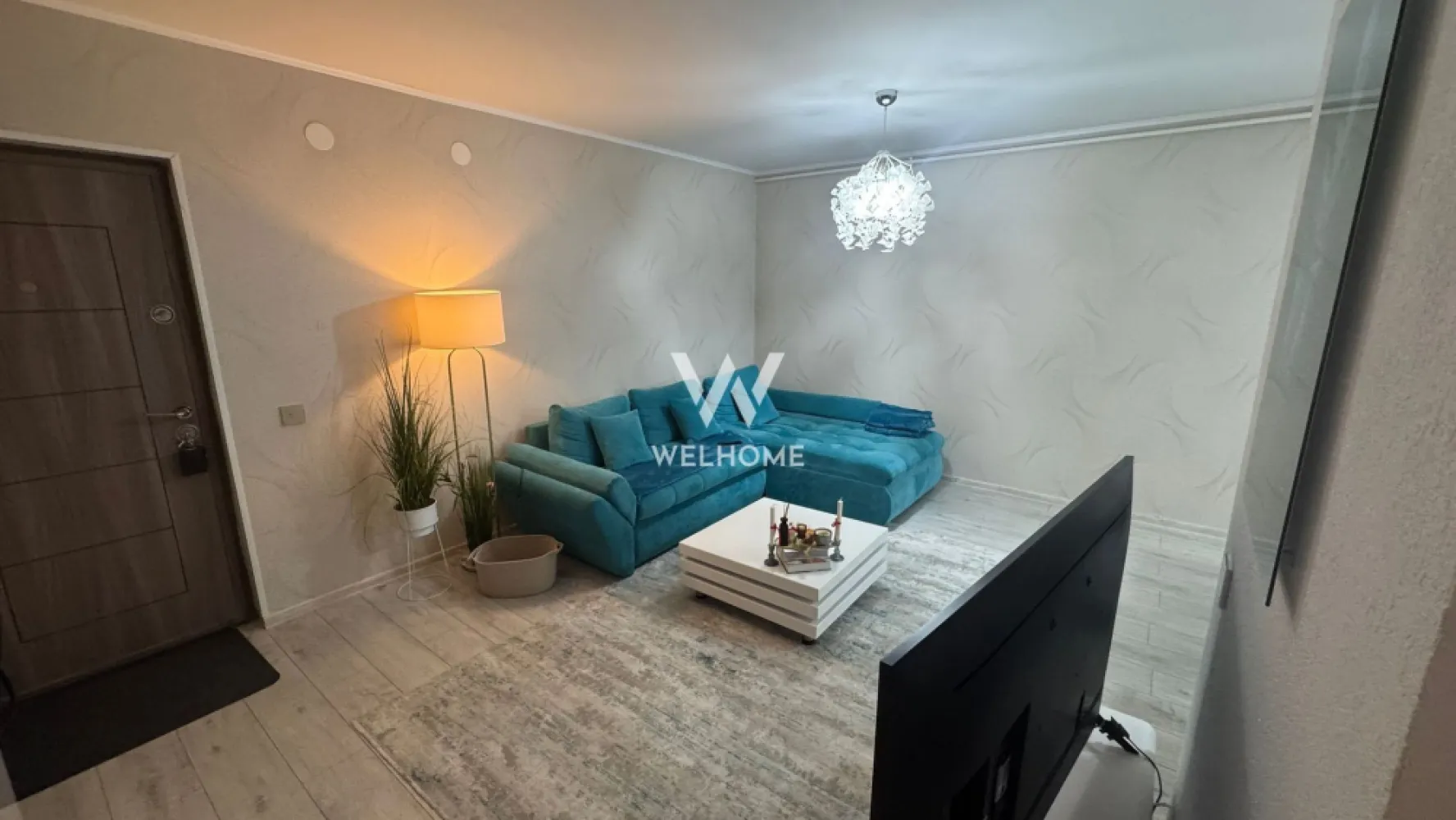 Apartament 3 camere – Complet mobilat și utilat Strand Sibiu - Vă propunem spre vânzare un apartament modern cu 3 camere, situat la parter, în cartierul Ștrand – o zonă apreciată pentru liniște, acces facil și proximitatea față de punctele de interes. Locuința are o suprafață utilă de 57 mp, la care se adaugă un balcon închis de 3 mp, ideal pentru spațiu de depozitare sau zonă de relaxare. Compartimentare practică: Living luminos cu bucătărie open-space, 2 dormitoare confortabile, baie cu geam (ventilație naturală), hol de acces, balcon închis. Apartamentul se vinde complet mobilat și utilat, exact ca în fotografii, fiind pregătit pentru mutare imediată sau pentru investiție (închiriere). Preț: 119.000 euro O locuință ideală pentru familie, cuplu tânăr sau investiție, într-o zonă foarte căutată. Pentru detalii suplimentare și programarea unei vizionări, vă stau cu drag la dispoziție! }}