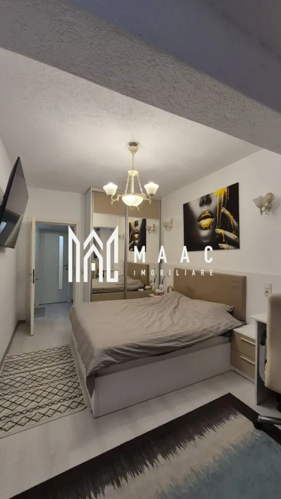 Apartament 3 camere I 68 MPU I Selimbar-Doamna Stanca - MAAC Imobiliare va propune spre vanzare un apartament un apartament modern cu 3 camere, situat pe strada Doamna Stanca, în zona Dedeman – una dintre cele mai căutate zone din Șelimbăr, cu acces facil către Sibiu, centre comerciale, mijloace de transport și puncte de interes. Locuința are o suprafață utilă de 68 mp și este amplasată la etajul 7 din 11 al unui bloc modern, prevăzut cu lift și parcare privată securizată cu barieră. Apartamentul este decomandat, eficient compartimentat, dispune de două dormitoare spațioase și se vinde complet mobilat și utilat, fiind gata pentru mutare imediată. Compartimentare: Living luminos cu bucătărie open space, complet echipată cu electrocasnice de calitate: mașină de spălat vase, hotă, plită și cuptor electric Două dormitoare spațioase, amenajate modern Două băi: baie principală cu cadă + baie de serviciu complet utilată Hol generos, cu spații de depozitare Debara dotată cu mașină de spălat rufe și uscător Balcon pe toată suprafața apartamentului – ideal pentru relaxare sau depozitare Avantaje: Bloc modern, cu lift Etaj intermediar, priveliște plăcută Parcare privată cu acces securizat Se vinde mobilat și utilat complet Zonă în plină dezvoltare, aproape de magazine și facilități Avantaje ale zonei: În imediata apropiere se regăsesc multiple obiective de interes public, precum Shopping City, Dedeman, Mega Image, Kaufland, farmacii, magazine, precum și alte servicii esențiale pentru un stil de viață confortabil. Pentru mai multe detalii si programarea unei vizionari va rugam sa specificati ID: CP2911555.