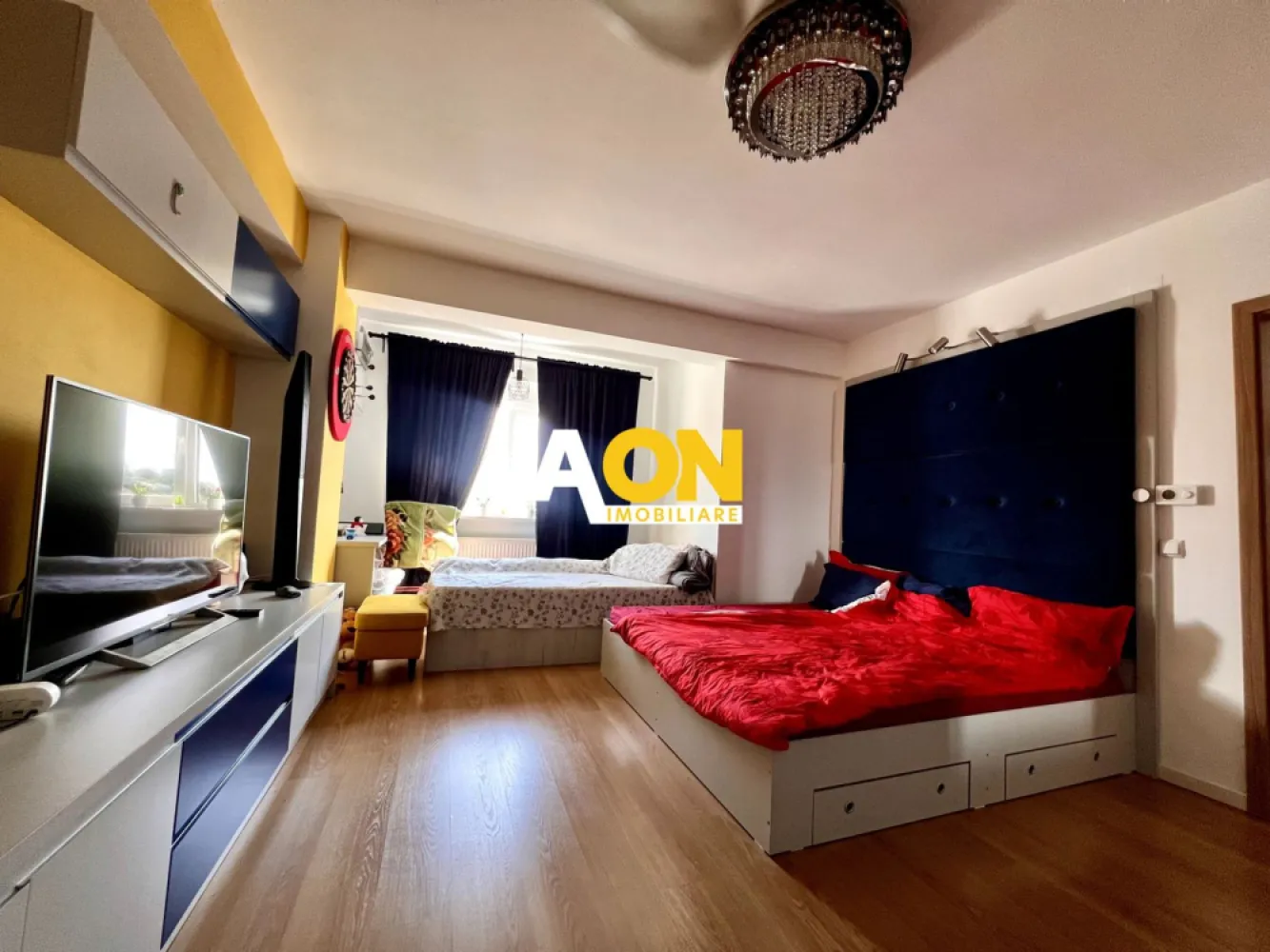Apartament 1 cameră de vânzare | Etaj 2 | Bloc cu lift | Alba Iulia - Aon Imobiliare vă prezintă spre vânzare un apartament cu 1 cameră, situat în Alba Iulia, pe Bulevardul Ferdinand I, într-un imobil construit în anul 2013. Proprietatea este poziționată la etajul 2 și reprezintă o alegere excelentă atât pentru locuit, cât și pentru investiție.

Apartamentul are o compartimentare semidecomandată și o suprafață totală de 50,47 mp, incluzând balconul generos. Se vinde mobilat, fără echipamente electrocasnice, oferind posibilitatea amenajării după propriile preferințe.

Alte avantaje:
• bloc construit în 2013
• etaj 2
• lift în imobil
• loc de parcare inclus
• balcon spațios
• zonă cu acces facil către puncte de interes

Apartamentul oferă un spațiu luminos și bine compartimentat, fiind potrivit pentru persoane care caută confort și accesibilitate într-o zonă bine poziționată din Alba Iulia.

Pentru mai multe detalii sau programarea unei vizionări, vă stăm la dispoziție.CP3108054