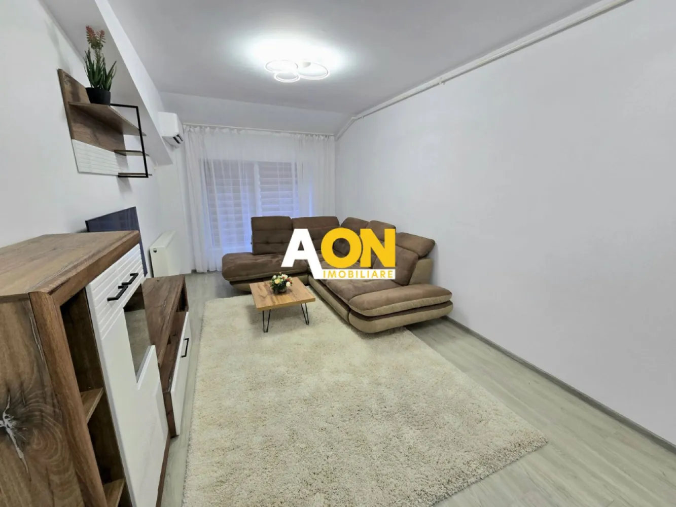 Apartament cu 3 Camere de Închiriat, Bloc Nou, Zona Liceului Economic - AON Imobiliare vă prezintă spre închiriere un apartament cu 3 camere, situat în zona Liceului Economic!
Proprietatea se află la etajul 4/4 al unui bloc construit în 2021 ce dispune de lift și loc de parcare propriu!
Apartamentul este complet mobilat și utilat, fiind pregătit pentru mutare și oferind toate dotările necesare unui stil de viață confortabil.
Compartimentare:
• living
• 2 dormitoare
• bucătărie
• baie
• hol
• debara

Dotări și beneficii:
• aer condiționat
• televizor
• bucătărie complet echipată
• mașină de spălat
• loc de parcare
• internet/Wi-Fi
• bloc cu lift
• compartimentare decomandată
• suprafață generoasă – 80 mp

Apartamentul oferă un ambient plăcut și funcțional, fiind potrivit atât pentru o familie, cât și pentru persoane care caută un spațiu modern și bine organizat.

Pentru mai multe detalii sau programarea unei vizionări, vă stăm la dispoziție.
ID: CP3107603