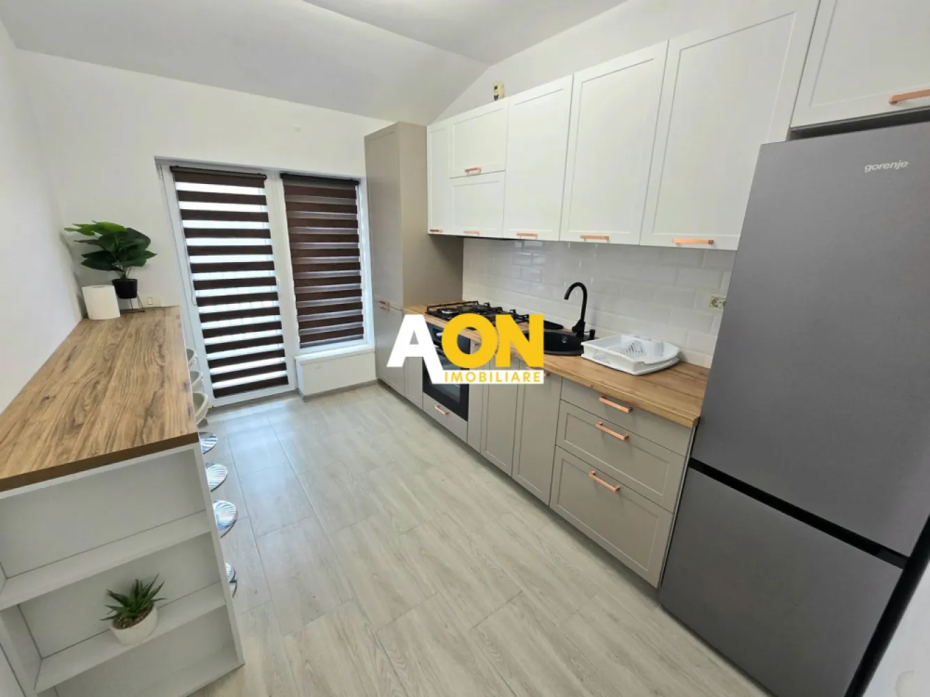 Apartament cu 3 Camere de Închiriat, Bloc Nou, Zona Liceului Economic - AON Imobiliare vă prezintă spre închiriere un apartament cu 3 camere, situat în zona Liceului Economic!
Proprietatea se află la etajul 4/4 al unui bloc construit în 2021 ce dispune de lift și loc de parcare propriu!
Apartamentul este complet mobilat și utilat, fiind pregătit pentru mutare și oferind toate dotările necesare unui stil de viață confortabil.
Compartimentare:
• living
• 2 dormitoare
• bucătărie
• baie
• hol
• debara

Dotări și beneficii:
• aer condiționat
• televizor
• bucătărie complet echipată
• mașină de spălat
• loc de parcare
• internet/Wi-Fi
• bloc cu lift
• compartimentare decomandată
• suprafață generoasă – 80 mp

Apartamentul oferă un ambient plăcut și funcțional, fiind potrivit atât pentru o familie, cât și pentru persoane care caută un spațiu modern și bine organizat.

Pentru mai multe detalii sau programarea unei vizionări, vă stăm la dispoziție.
ID: CP3107603