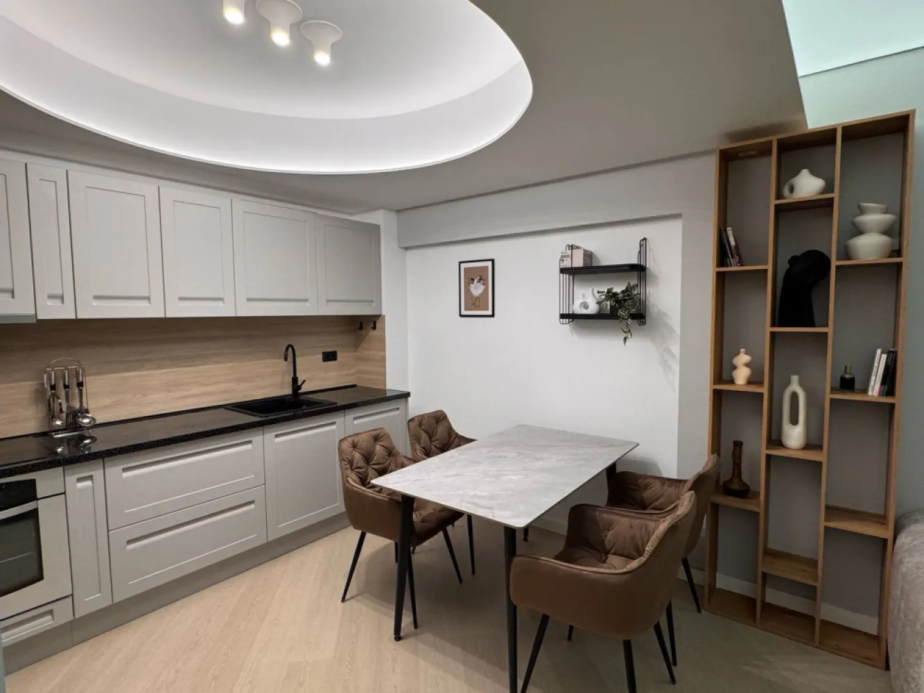 Apartament 3 camere de lux de închiriat mobilat si utilat – Pipera - Arbore Real Estate vă propune spre închiriere un apartament nou, cu 3 camere, situat la etajul 7 din 9, într-un complex rezidențial exclusivist din Pipera, cu loc de parcare inclus.

📐 Compartimentare: decomandat
📍 Locație: Pipera – complex premium
🛋️ Mobilat & utilat complet, gata de mutat
🚗 Loc de parcare inclus

Dotări și finisaje de top:
2 grupuri sanitare
Aer condiționat multisplit în toate camerele (LG)
Uși interioare tip Filomuro
Iluminat LED și tavane extensibile Barissol
Balcon-terasă spațios, cu mobilă de exterior (fotolii și canapea)
Mobilier de lux și finisaje premium
Centrala termică individuală Ariston
Bucătărie complet echipată:
Plită cu inducție & cuptor Electrolux
Mașină de spălat rufe cu uscător
Mașină de spălat vase
Cuptor cu microunde
Veselă, tacâmuri, pahare, oale pentru inducție, aspirator, uscător de rufe, lenjerie, etc.
Dormitoare:
Dormitor matrimonial cu pat și saltea latex (40 cm), pilotă, perne de calitate superioară
Dormitor secundar cu dressing generos – poate fi amenajat ca birou sau cameră copil, în funcție de nevoi
Complexul oferă un stil de viață premium:
🏊‍♂️ Bazin semiolimpic de înot
🏃‍♂️ Pistă de alergare de peste 1,5 km
🧘‍♀️ Centru fitness & wellness
🛍️ Zonă comercială proprie
🚗 Parcare subterană și supraterană
🌳 Peste 10.000 mp de spații verzi amenajate
Finisaje premium ale complexului:
Fațadă ventilată SwissPearl
Balcoane cu pardoseală flotantă
Tâmplărie din aluminiu Schuco
Ascensoare Otis
Ușă metalică securizată Pinum/Piacentini
Obiecte sanitare Daniel Rubinetterie
Parchet Balterio
Plăci ceramice Keratile

💼 Disponibil din 20.05.2026
Comision agentie 50% 
💬 Pentru mai multe detalii sau programarea unei vizionări, nu ezitați să ne contactați!

Cu deosebită considerație,
Arbore Real Estate
📞 Robert Gurban – Broker Imobiliar
📧 robert@arbore.ro
🌐 www.arbore.ro
📱 +40 757 741 768