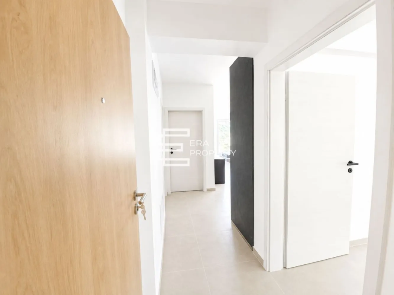 Apartament 3 camere | Gradina 50 mp| Bloc tip vilă | Cristian | Comision 0% - Apartament 3 camere | Gradina 50 mp| Bloc tip vilă | Cristian | Comision 0%

Trăiește acolo unde alții visează să evadeze!

 ***COMISION 0***
𝐂𝐨𝐧𝐟𝐨𝐫𝐭, 𝐥𝐮𝐦𝐢𝐧𝐚 𝐧𝐚𝐭𝐮𝐫𝐚𝐥𝐚 𝐬𝐢 𝐥𝐢𝐧𝐢𝐬𝐭𝐞, 𝐢𝐧𝐭𝐫-𝐮𝐧 𝐚𝐧𝐬𝐚𝐦𝐛𝐥𝐮 𝐫𝐞𝐳𝐢𝐝𝐞𝐧𝐭𝐢𝐚𝐥 𝐚𝐦𝐩𝐥𝐚𝐬𝐚𝐭 𝐢𝐧𝐭𝐫𝐞 𝐛𝐫𝐚𝐳𝐢 𝐦𝐚𝐭𝐮𝐫𝐢, 𝐥𝐚 𝐝𝐨𝐚𝐫 𝐜𝐚𝐭𝐞𝐯𝐚 𝐦𝐢𝐧𝐮𝐭𝐞 𝐝𝐞 𝐒𝐢𝐛𝐢𝐮.

Vă propunem spre vânzare un apartament cu 3 camere, situat la parterul unui imobil tip vilă (P+2+M), cu doar 2 apartamente pe palier, amplasat într-o zonă liniștită din Cristian, cu acces rapid către Sibiu prin Centura Sud, Centura Nord și DN Sibiu–Cristian.

Suprafață utilă: 𝟔𝟏,𝟒 𝐦𝐩
Gradina proprie: 𝟓𝟎 𝐦𝐩

Compartimentare:
Hol de acces – 4,8 mp
Living cu bucătărie open-space – 24 mp
Dormitor matrimonial – 13,6 mp
Dormitor – 12 mp
Baie – 4,5 mp
Grup sanitar – 2,5 mp
Balcon – 6,8 mp

Orientarea sudică a zonei de zi asigură lumină naturală pe tot parcursul zilei, iar compartimentarea este gândită pentru un stil de viață confortabil și funcțional.

Dotări și finisaje
Încălzire în pardoseală
Pompă de căldură aer-apă
Tâmplărie Salamander cu 7 camere și geam tripan
Ușă metalică la intrare
Pereți finisați cu vopsea lavabilă albă
Instalație electrică și sanitară completă
Termoizolație exterioară cu polistiren grafitat de 20 cm
Izolație cu vată minerală de 20 cm la nivelul podului
Facilități ansamblu
Zonă verde amenajată
Loc de joacă pentru copii
1 loc de parcare inclus în preț
Posibilitate de achiziționare a unui loc de parcare suplimentar pentru 5.000 € + TVA

Apartamentul poate fi predat la alb sau la cheie, în funcție de preferințele cumpărătorului, fiind potrivit atât pentru locuință proprie, cât și pentru investiție.

***𝐅𝐨𝐭𝐨𝐠𝐫𝐚𝐟𝐢𝐢𝐥𝐞 𝐚𝐮 𝐜𝐚𝐫𝐚𝐜𝐭𝐞𝐫 𝐢𝐧𝐟𝐨𝐫𝐦𝐚𝐭𝐢𝐯 𝐬𝐢 𝐬𝐮𝐧𝐭 𝐫𝐞𝐚𝐥𝐢𝐳𝐚𝐭𝐞 𝐢𝐧𝐭𝐫-𝐮𝐧 𝐚𝐩𝐚𝐫𝐭𝐚𝐦𝐞𝐧𝐭 𝐬𝐢𝐦𝐢𝐥𝐚𝐫 𝐝𝐢𝐧 𝐚𝐜𝐞𝐥𝐚𝐬𝐢 𝐚𝐧𝐬𝐚𝐦𝐛𝐥𝐮 𝐫𝐞𝐳𝐢𝐝𝐞𝐧𝐭𝐢𝐚𝐥.

Prețuri
99.900 € + TVA 21% – predare la alb
109.900 € + TVA 21% – predare la cheie

𝐃𝐚𝐜𝐚 𝐢𝐭𝐢 𝐝𝐨𝐫𝐞𝐬̦𝐭𝐢 𝐥𝐢𝐧𝐢𝐬𝐭𝐞, 𝐢𝐧𝐭𝐢𝐦𝐢𝐭𝐚𝐭𝐞 𝐬𝐢 𝐜𝐨𝐧𝐟𝐨𝐫𝐭,𝐢𝐧𝐭𝐫-𝐨 𝐥𝐨𝐜𝐮𝐢𝐧𝐭𝐚 𝐢𝐧𝐜𝐨𝐧𝐣𝐮𝐫𝐚𝐭𝐚 𝐝𝐞 𝐧𝐚𝐭𝐮𝐫𝐚, 𝐚𝐜𝐞𝐬𝐭 𝐚𝐩𝐚𝐫𝐭𝐚𝐦𝐞𝐧𝐭 𝐦𝐞𝐫𝐢𝐭𝐚 𝐯𝐚𝐳𝐮𝐭. 𝐂𝐨𝐧𝐭𝐚𝐜𝐭𝐞𝐚𝐳𝐚-𝐧𝐞 𝐩𝐞𝐧𝐭𝐫𝐮 𝐦𝐚𝐢 𝐦𝐮𝐥𝐭𝐞 𝐢𝐧𝐟𝐨𝐫𝐦𝐚𝐭𝐢𝐢 𝐬𝐢 𝐩𝐫𝐨𝐠𝐫𝐚𝐦𝐞𝐚𝐳𝐚 𝐨 𝐯𝐢𝐳𝐢𝐨𝐧𝐚𝐫𝐞!