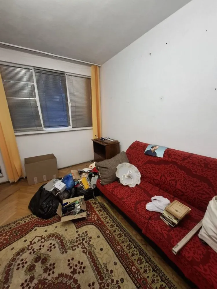 Ion MIhalache zona av, Popisteanu - K Imobiliare va propune spre vanzare un apartament de 2 camere, semidecomandat, situat la etajul 2/7, al unui imobil anvelopat, fara risc seimic. Acesta este orientat catre sud si ofera o vedere panoramica catre case (fara zgomotul strazii). Termopanele sunt de buna calitate si au jaluzele orizontale. Acte in perfecta ordine.. Pret negociabil.