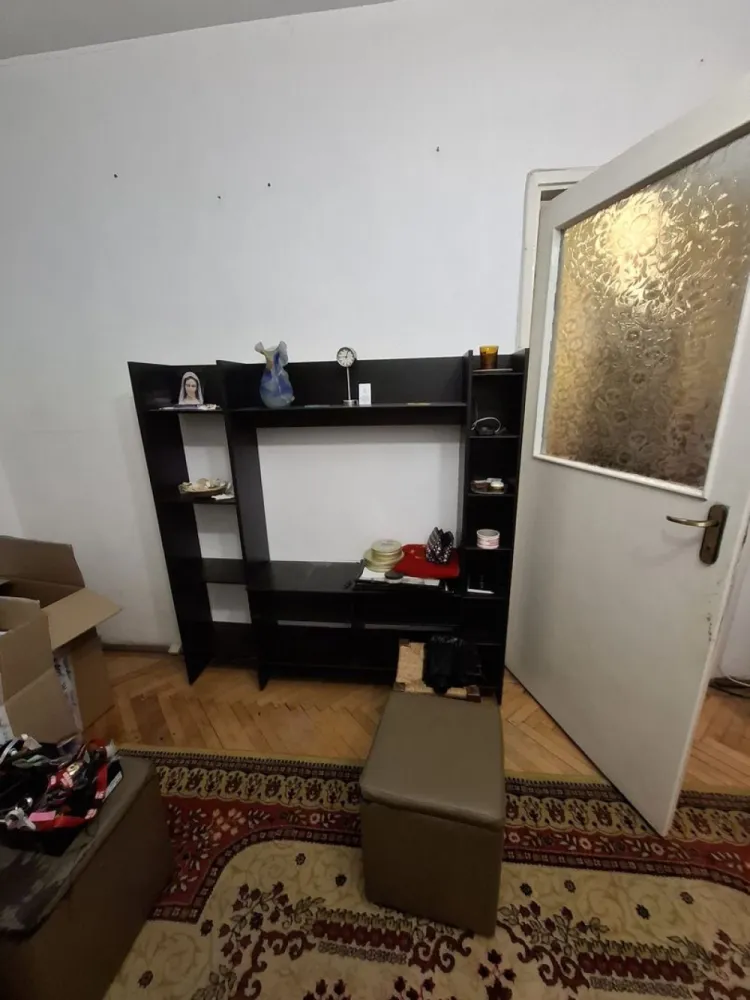 Ion MIhalache zona av, Popisteanu - K Imobiliare va propune spre vanzare un apartament de 2 camere, semidecomandat, situat la etajul 2/7, al unui imobil anvelopat, fara risc seimic. Acesta este orientat catre sud si ofera o vedere panoramica catre case (fara zgomotul strazii). Termopanele sunt de buna calitate si au jaluzele orizontale. Acte in perfecta ordine.. Pret negociabil.