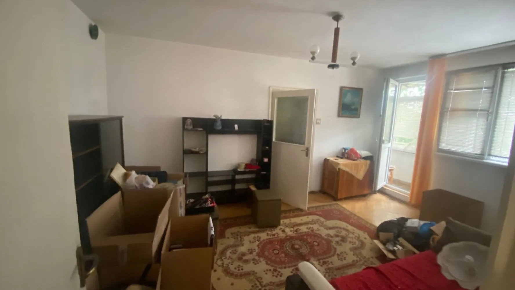 Ion MIhalache zona av, Popisteanu - K Imobiliare va propune spre vanzare un apartament de 2 camere, semidecomandat, situat la etajul 2/7, al unui imobil anvelopat, fara risc seimic. Acesta este orientat catre sud si ofera o vedere panoramica catre case (fara zgomotul strazii). Termopanele sunt de buna calitate si au jaluzele orizontale. Acte in perfecta ordine.. Pret negociabil.