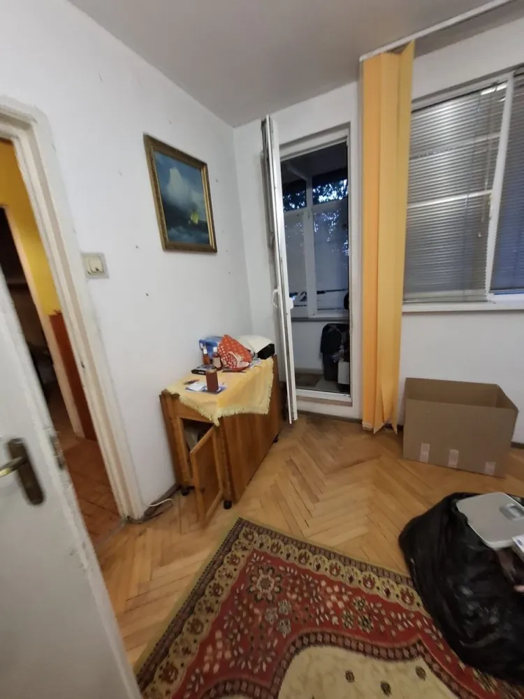 Ion MIhalache zona av, Popisteanu - K Imobiliare va propune spre vanzare un apartament de 2 camere, semidecomandat, situat la etajul 2/7, al unui imobil anvelopat, fara risc seimic. Acesta este orientat catre sud si ofera o vedere panoramica catre case (fara zgomotul strazii). Termopanele sunt de buna calitate si au jaluzele orizontale. Acte in perfecta ordine.. Pret negociabil.