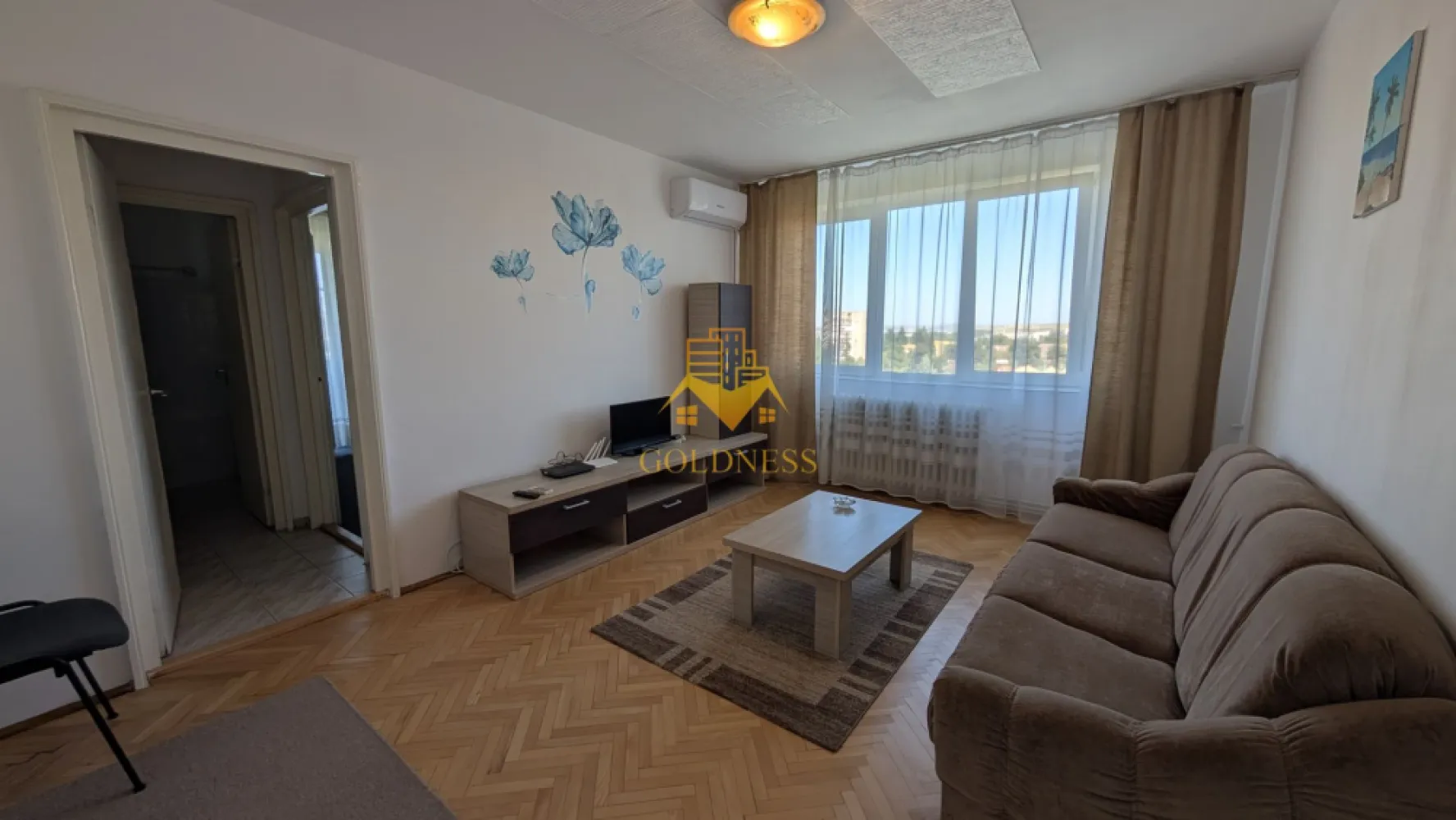 2 camere, modern, Gheorgheni Zona Titulescu, Interservina, Iulius Mall - GOLDNESS Imobiliare vă propune spre închiriere un apartament cu 2 camere complet mobilat și utilat, la etajul 4 într-un imobil de 4 etaje, în Cartierul Gheorgheni.
Posibilitate de parcare in zona!
Se află în apropierea stațiilor de transport în comun, magazine, restaurante, spații verzi, farmacii, etc. 

Apartamentul este compartimentat astfel:
 - dormitor cu pat matrimonial, dressing, noptiere
 - living cu canapea extensibila, spatiu pentru depozitare, masuta pentru cafea
 - bucatarie complet mobilata, utilata, loc de luat masa
 - baie cu cada, calorifer port prosop și dulap pentru depozitare.
 - balcon de 6 mp

Imobilul este dotat cu toate cele necesare- centrală proprie, frigider, aragaz, hotă, mașină de spălat haine, etc. 

Dacă sunteți interesați de acest apartament și doriți să îl vizionați, dar și pentru alte oferte nu ezitați să ne contactați telefonic sau prin e-mail. Vă stăm la dispoziție!
Pentru intermediere se percepe un comision de 50% din prețul chiriei!