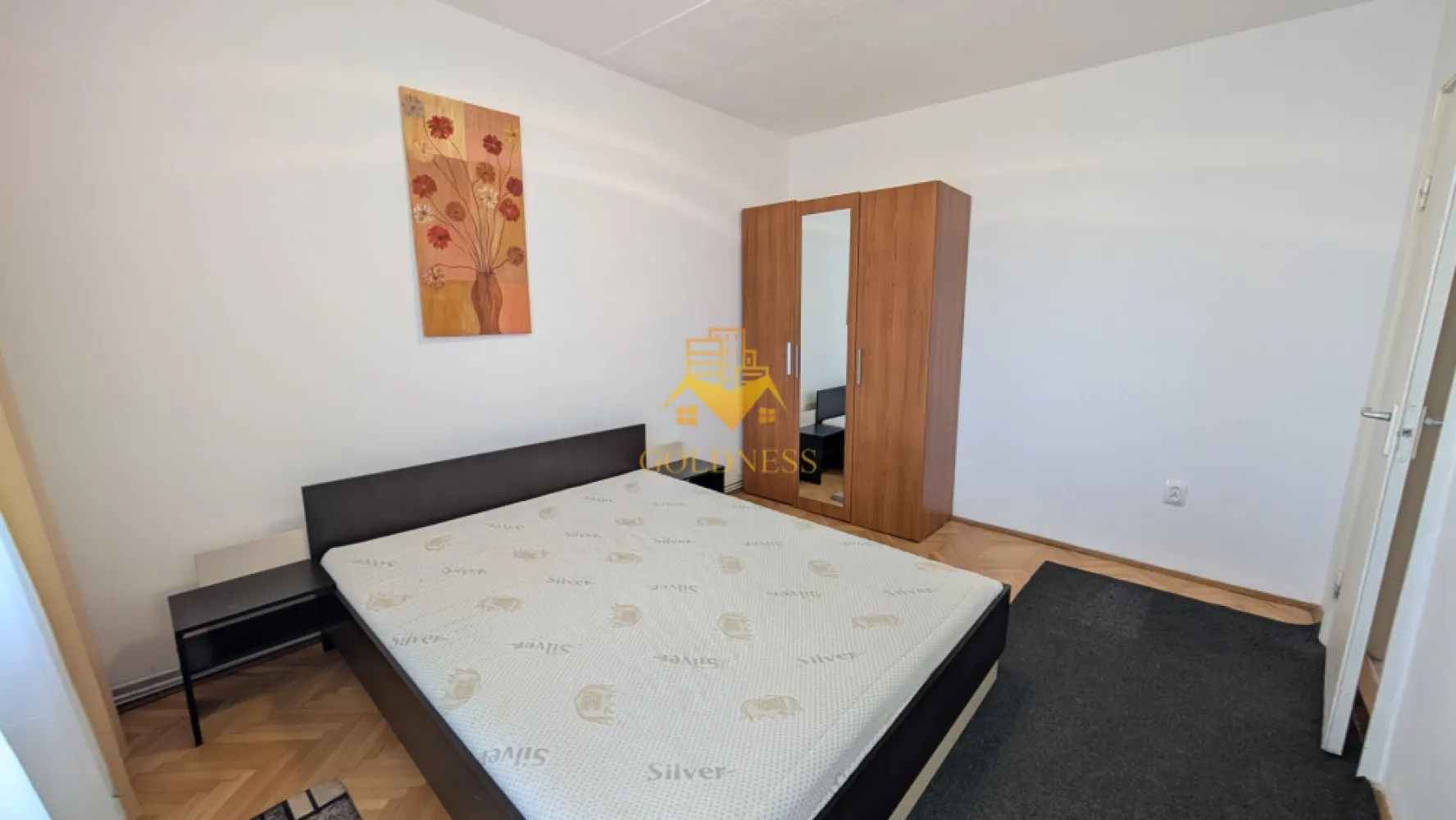 2 camere, modern, Gheorgheni Zona Titulescu, Interservina, Iulius Mall - GOLDNESS Imobiliare vă propune spre închiriere un apartament cu 2 camere complet mobilat și utilat, la etajul 4 într-un imobil de 4 etaje, în Cartierul Gheorgheni.
Posibilitate de parcare in zona!
Se află în apropierea stațiilor de transport în comun, magazine, restaurante, spații verzi, farmacii, etc. 

Apartamentul este compartimentat astfel:
 - dormitor cu pat matrimonial, dressing, noptiere
 - living cu canapea extensibila, spatiu pentru depozitare, masuta pentru cafea
 - bucatarie complet mobilata, utilata, loc de luat masa
 - baie cu cada, calorifer port prosop și dulap pentru depozitare.
 - balcon de 6 mp

Imobilul este dotat cu toate cele necesare- centrală proprie, frigider, aragaz, hotă, mașină de spălat haine, etc. 

Dacă sunteți interesați de acest apartament și doriți să îl vizionați, dar și pentru alte oferte nu ezitați să ne contactați telefonic sau prin e-mail. Vă stăm la dispoziție!
Pentru intermediere se percepe un comision de 50% din prețul chiriei!