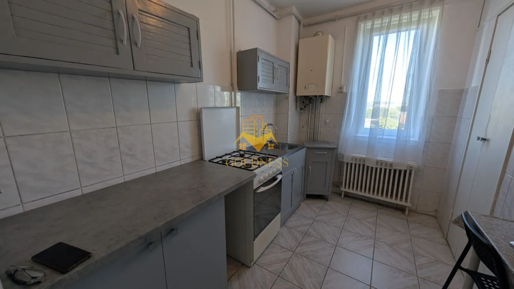 2 camere, modern, Gheorgheni Zona Titulescu, Interservina, Iulius Mall - GOLDNESS Imobiliare vă propune spre închiriere un apartament cu 2 camere complet mobilat și utilat, la etajul 4 într-un imobil de 4 etaje, în Cartierul Gheorgheni.
Posibilitate de parcare in zona!
Se află în apropierea stațiilor de transport în comun, magazine, restaurante, spații verzi, farmacii, etc. 

Apartamentul este compartimentat astfel:
 - dormitor cu pat matrimonial, dressing, noptiere
 - living cu canapea extensibila, spatiu pentru depozitare, masuta pentru cafea
 - bucatarie complet mobilata, utilata, loc de luat masa
 - baie cu cada, calorifer port prosop și dulap pentru depozitare.
 - balcon de 6 mp

Imobilul este dotat cu toate cele necesare- centrală proprie, frigider, aragaz, hotă, mașină de spălat haine, etc. 

Dacă sunteți interesați de acest apartament și doriți să îl vizionați, dar și pentru alte oferte nu ezitați să ne contactați telefonic sau prin e-mail. Vă stăm la dispoziție!
Pentru intermediere se percepe un comision de 50% din prețul chiriei!