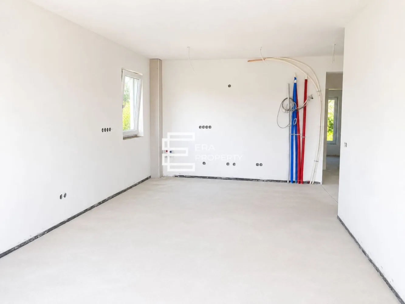 Apartament 3 camere | Etaj 1 | Bloc tip vilă | Cristian | Comision 0% - Apartament 3 camere | Etaj 1 | Bloc tip vilă | Cristian | Comision 0%

Trăiește acolo unde alții visează să evadeze!

 ***COMISION 0***
𝐂𝐨𝐧𝐟𝐨𝐫𝐭, 𝐥𝐮𝐦𝐢𝐧𝐚 𝐧𝐚𝐭𝐮𝐫𝐚𝐥𝐚 𝐬𝐢 𝐥𝐢𝐧𝐢𝐬𝐭𝐞, 𝐢𝐧𝐭𝐫-𝐮𝐧 𝐚𝐧𝐬𝐚𝐦𝐛𝐥𝐮 𝐫𝐞𝐳𝐢𝐝𝐞𝐧𝐭𝐢𝐚𝐥 𝐚𝐦𝐩𝐥𝐚𝐬𝐚𝐭 𝐢𝐧𝐭𝐫𝐞 𝐛𝐫𝐚𝐳𝐢 𝐦𝐚𝐭𝐮𝐫𝐢, 𝐥𝐚 𝐝𝐨𝐚𝐫 𝐜𝐚𝐭𝐞𝐯𝐚 𝐦𝐢𝐧𝐮𝐭𝐞 𝐝𝐞 𝐒𝐢𝐛𝐢𝐮.

Vă propunem spre vânzare un apartament cu 3 camere, situat la etajul 1 al unui imobil tip vilă (P+2+M), cu doar 2 apartamente pe palier, amplasat într-o zonă liniștită din Cristian, cu acces rapid către Sibiu prin Centura Sud, Centura Nord și DN Sibiu–Cristian.

Suprafață utilă: 𝟔8,𝟒𝟎 𝐦𝐩

Compartimentare:
Hol de acces – 4,8 mp
Living cu bucătărie open-space – 24 mp
Dormitor matrimonial – 13,6 mp
Dormitor – 12 mp
Baie – 4,5 mp
Grup sanitar – 2,5 mp
Balcon – 6,8 mp

Orientarea sudică a zonei de zi asigură lumină naturală pe tot parcursul zilei, iar compartimentarea este gândită pentru un stil de viață confortabil și funcțional.

Dotări și finisaje
Încălzire în pardoseală
Pompă de căldură aer-apă
Tâmplărie Salamander cu 7 camere și geam tripan
Ușă metalică la intrare
Pereți finisați cu vopsea lavabilă albă
Instalație electrică și sanitară completă
Termoizolație exterioară cu polistiren grafitat de 20 cm
Izolație cu vată minerală de 20 cm la nivelul podului
Facilități ansamblu
Zonă verde amenajată
Loc de joacă pentru copii
1 loc de parcare inclus în preț
Posibilitate de achiziționare a unui loc de parcare suplimentar pentru 5.000 € + TVA

Apartamentul poate fi predat la alb sau la cheie, în funcție de preferințele cumpărătorului, fiind potrivit atât pentru locuință proprie, cât și pentru investiție.

Prețuri
89.900 € + TVA 21% – predare la alb
99.900 € + TVA 21% – predare la cheie

𝐃𝐚𝐜𝐚 𝐢𝐭𝐢 𝐝𝐨𝐫𝐞𝐬̦𝐭𝐢 𝐥𝐢𝐧𝐢𝐬𝐭𝐞, 𝐢𝐧𝐭𝐢𝐦𝐢𝐭𝐚𝐭𝐞 𝐬𝐢 𝐜𝐨𝐧𝐟𝐨𝐫𝐭,𝐢𝐧𝐭𝐫-𝐨 𝐥𝐨𝐜𝐮𝐢𝐧𝐭𝐚 𝐢𝐧𝐜𝐨𝐧𝐣𝐮𝐫𝐚𝐭𝐚 𝐝𝐞 𝐧𝐚𝐭𝐮𝐫𝐚, 𝐚𝐜𝐞𝐬𝐭 𝐚𝐩𝐚𝐫𝐭𝐚𝐦𝐞𝐧𝐭 𝐦𝐞𝐫𝐢𝐭𝐚 𝐯𝐚𝐳𝐮𝐭. 𝐂𝐨𝐧𝐭𝐚𝐜𝐭𝐞𝐚𝐳𝐚-𝐧𝐞 𝐩𝐞𝐧𝐭𝐫𝐮 𝐦𝐚𝐢 𝐦𝐮𝐥𝐭𝐞 𝐢𝐧𝐟𝐨𝐫𝐦𝐚𝐭𝐢𝐢 𝐬𝐢 𝐩𝐫𝐨𝐠𝐫𝐚𝐦𝐞𝐚𝐳𝐚 𝐨 𝐯𝐢𝐳𝐢𝐨𝐧𝐚𝐫𝐞!