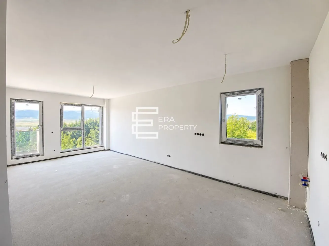 Apartament 3 camere | Etaj 1 | Bloc tip vilă | Cristian | Comision 0% - Apartament 3 camere | Etaj 1 | Bloc tip vilă | Cristian | Comision 0%

Trăiește acolo unde alții visează să evadeze!

 ***COMISION 0***
𝐂𝐨𝐧𝐟𝐨𝐫𝐭, 𝐥𝐮𝐦𝐢𝐧𝐚 𝐧𝐚𝐭𝐮𝐫𝐚𝐥𝐚 𝐬𝐢 𝐥𝐢𝐧𝐢𝐬𝐭𝐞, 𝐢𝐧𝐭𝐫-𝐮𝐧 𝐚𝐧𝐬𝐚𝐦𝐛𝐥𝐮 𝐫𝐞𝐳𝐢𝐝𝐞𝐧𝐭𝐢𝐚𝐥 𝐚𝐦𝐩𝐥𝐚𝐬𝐚𝐭 𝐢𝐧𝐭𝐫𝐞 𝐛𝐫𝐚𝐳𝐢 𝐦𝐚𝐭𝐮𝐫𝐢, 𝐥𝐚 𝐝𝐨𝐚𝐫 𝐜𝐚𝐭𝐞𝐯𝐚 𝐦𝐢𝐧𝐮𝐭𝐞 𝐝𝐞 𝐒𝐢𝐛𝐢𝐮.

Vă propunem spre vânzare un apartament cu 3 camere, situat la etajul 1 al unui imobil tip vilă (P+2+M), cu doar 2 apartamente pe palier, amplasat într-o zonă liniștită din Cristian, cu acces rapid către Sibiu prin Centura Sud, Centura Nord și DN Sibiu–Cristian.

Suprafață utilă: 𝟔8,𝟒𝟎 𝐦𝐩

Compartimentare:
Hol de acces – 4,8 mp
Living cu bucătărie open-space – 24 mp
Dormitor matrimonial – 13,6 mp
Dormitor – 12 mp
Baie – 4,5 mp
Grup sanitar – 2,5 mp
Balcon – 6,8 mp

Orientarea sudică a zonei de zi asigură lumină naturală pe tot parcursul zilei, iar compartimentarea este gândită pentru un stil de viață confortabil și funcțional.

Dotări și finisaje
Încălzire în pardoseală
Pompă de căldură aer-apă
Tâmplărie Salamander cu 7 camere și geam tripan
Ușă metalică la intrare
Pereți finisați cu vopsea lavabilă albă
Instalație electrică și sanitară completă
Termoizolație exterioară cu polistiren grafitat de 20 cm
Izolație cu vată minerală de 20 cm la nivelul podului
Facilități ansamblu
Zonă verde amenajată
Loc de joacă pentru copii
1 loc de parcare inclus în preț
Posibilitate de achiziționare a unui loc de parcare suplimentar pentru 5.000 € + TVA

Apartamentul poate fi predat la alb sau la cheie, în funcție de preferințele cumpărătorului, fiind potrivit atât pentru locuință proprie, cât și pentru investiție.

Prețuri
89.900 € + TVA 21% – predare la alb
99.900 € + TVA 21% – predare la cheie

𝐃𝐚𝐜𝐚 𝐢𝐭𝐢 𝐝𝐨𝐫𝐞𝐬̦𝐭𝐢 𝐥𝐢𝐧𝐢𝐬𝐭𝐞, 𝐢𝐧𝐭𝐢𝐦𝐢𝐭𝐚𝐭𝐞 𝐬𝐢 𝐜𝐨𝐧𝐟𝐨𝐫𝐭,𝐢𝐧𝐭𝐫-𝐨 𝐥𝐨𝐜𝐮𝐢𝐧𝐭𝐚 𝐢𝐧𝐜𝐨𝐧𝐣𝐮𝐫𝐚𝐭𝐚 𝐝𝐞 𝐧𝐚𝐭𝐮𝐫𝐚, 𝐚𝐜𝐞𝐬𝐭 𝐚𝐩𝐚𝐫𝐭𝐚𝐦𝐞𝐧𝐭 𝐦𝐞𝐫𝐢𝐭𝐚 𝐯𝐚𝐳𝐮𝐭. 𝐂𝐨𝐧𝐭𝐚𝐜𝐭𝐞𝐚𝐳𝐚-𝐧𝐞 𝐩𝐞𝐧𝐭𝐫𝐮 𝐦𝐚𝐢 𝐦𝐮𝐥𝐭𝐞 𝐢𝐧𝐟𝐨𝐫𝐦𝐚𝐭𝐢𝐢 𝐬𝐢 𝐩𝐫𝐨𝐠𝐫𝐚𝐦𝐞𝐚𝐳𝐚 𝐨 𝐯𝐢𝐳𝐢𝐨𝐧𝐚𝐫𝐞!