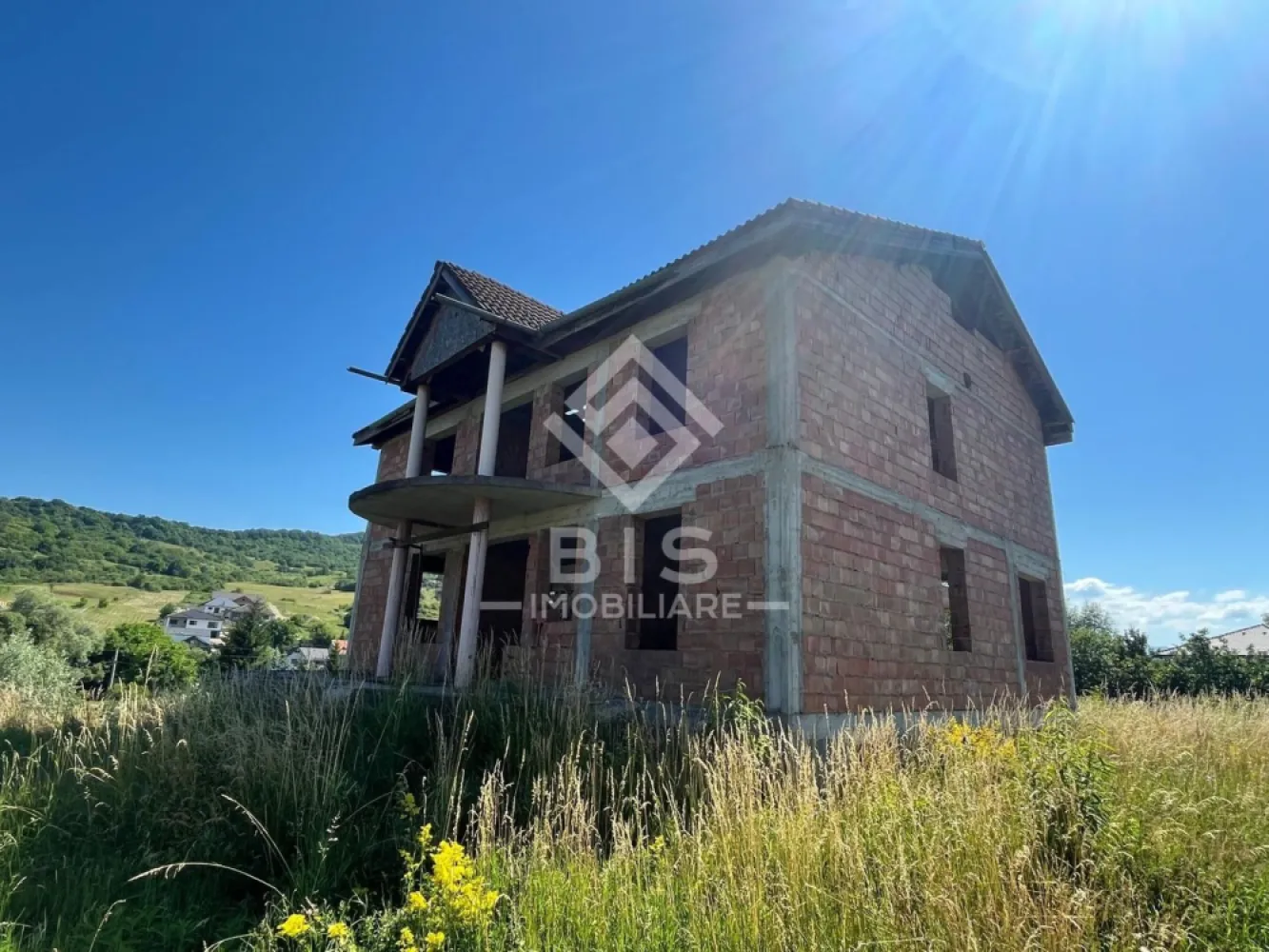 Casă la Roșu 265 mp util | Zona Valea Jelnii | Teren 900 mp - O oportunitate excelentă pentru cei care își doresc o casă spațioasă, construită solid, pe care să o finiseze exact după propriul gust! Vă propunem spre vânzare o casă aflată în stadiul „la roșu”, situată într-una dintre cele mai căutate și liniștite zone – Valea Jelnii.
Proprietatea impresionează prin regimul de înălțime,compartimentarea inteligentă și o vedere panoramică deosebită asupra zonei.
Detalii tehnice și cifre:
Suprafață utilă: 265 mp 
Suprafață teren: 900 mp -curte mare, ideală pentru grădină, foișor sau zonă de relaxare
Regim înălțime: D + P + 1
Stadiu construcție: La roșu 
Avantaje majore:
Amplasare deosebită cu panoramă superbă.
Teren generos, greu de găsit în zonele noi rezidențiale.
Libertate deplină în alegerea materialelor pentru designul interior și exterior.