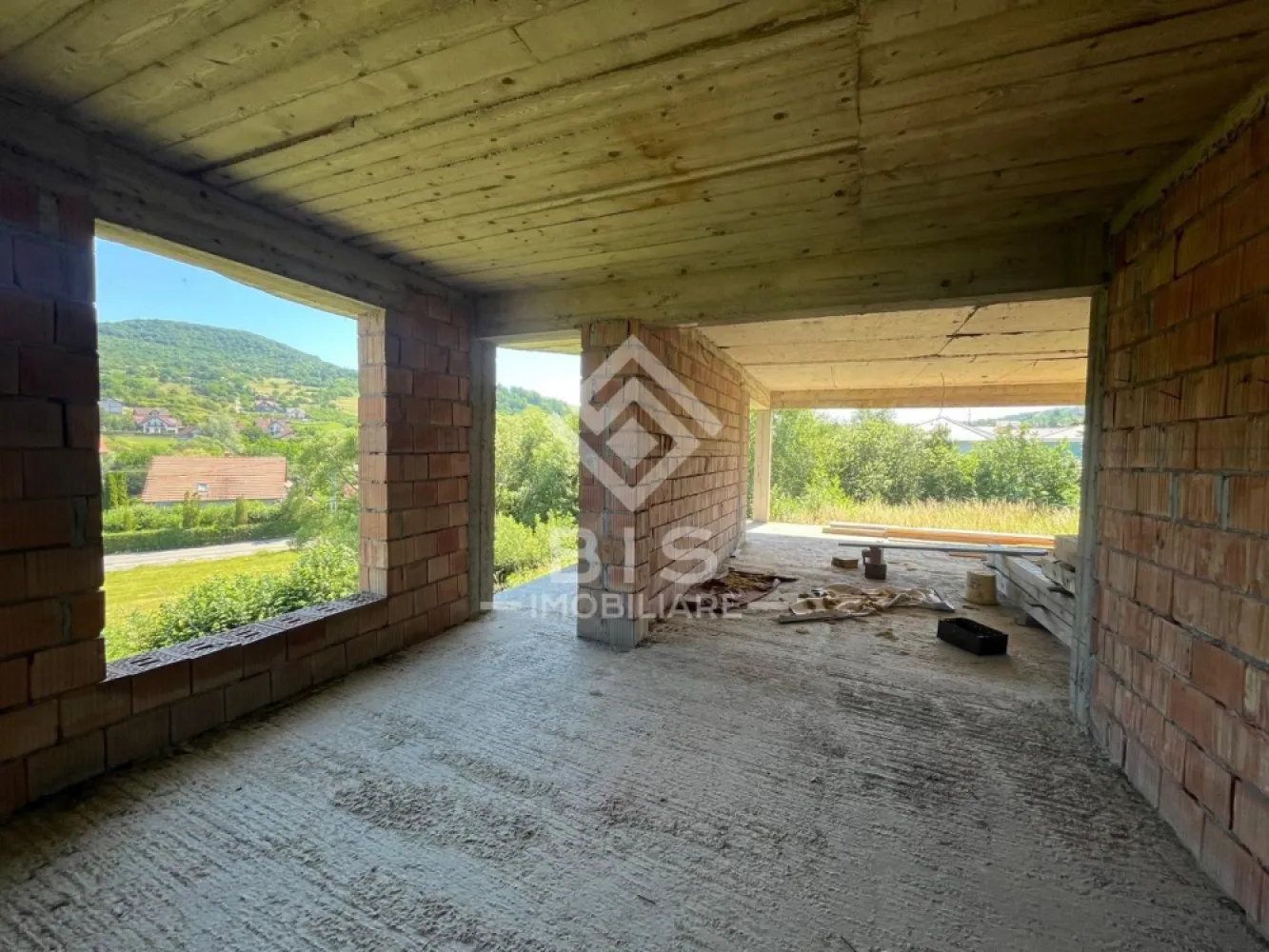 Casă la Roșu 265 mp util | Zona Valea Jelnii | Teren 900 mp - O oportunitate excelentă pentru cei care își doresc o casă spațioasă, construită solid, pe care să o finiseze exact după propriul gust! Vă propunem spre vânzare o casă aflată în stadiul „la roșu”, situată într-una dintre cele mai căutate și liniștite zone – Valea Jelnii.
Proprietatea impresionează prin regimul de înălțime,compartimentarea inteligentă și o vedere panoramică deosebită asupra zonei.
Detalii tehnice și cifre:
Suprafață utilă: 265 mp 
Suprafață teren: 900 mp -curte mare, ideală pentru grădină, foișor sau zonă de relaxare
Regim înălțime: D + P + 1
Stadiu construcție: La roșu 
Avantaje majore:
Amplasare deosebită cu panoramă superbă.
Teren generos, greu de găsit în zonele noi rezidențiale.
Libertate deplină în alegerea materialelor pentru designul interior și exterior.
