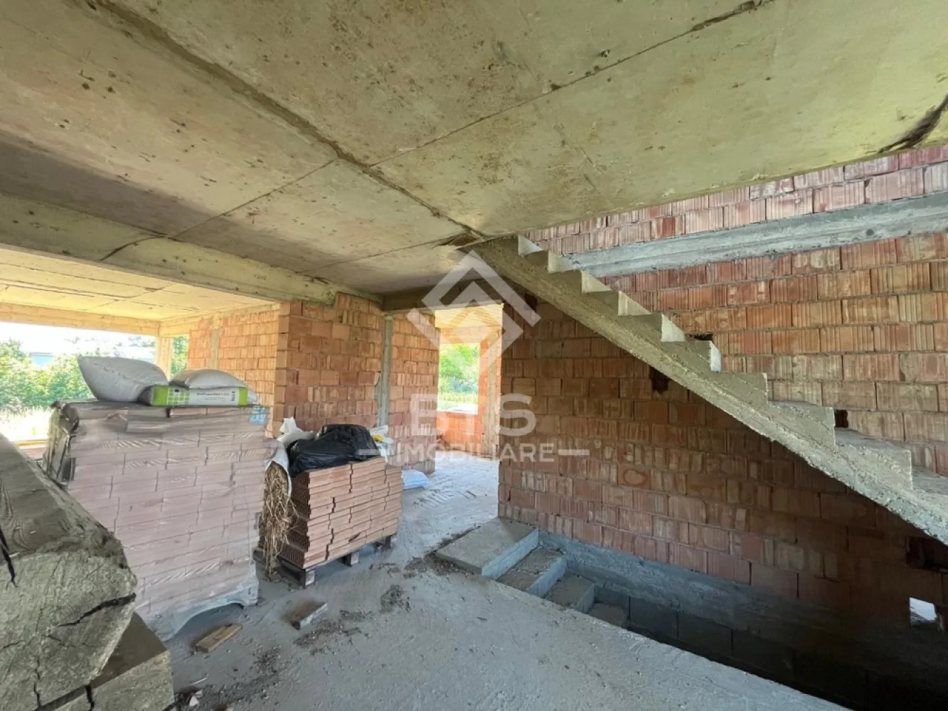 Casă la Roșu 265 mp util | Zona Valea Jelnii | Teren 900 mp - O oportunitate excelentă pentru cei care își doresc o casă spațioasă, construită solid, pe care să o finiseze exact după propriul gust! Vă propunem spre vânzare o casă aflată în stadiul „la roșu”, situată într-una dintre cele mai căutate și liniștite zone – Valea Jelnii.
Proprietatea impresionează prin regimul de înălțime,compartimentarea inteligentă și o vedere panoramică deosebită asupra zonei.
Detalii tehnice și cifre:
Suprafață utilă: 265 mp 
Suprafață teren: 900 mp -curte mare, ideală pentru grădină, foișor sau zonă de relaxare
Regim înălțime: D + P + 1
Stadiu construcție: La roșu 
Avantaje majore:
Amplasare deosebită cu panoramă superbă.
Teren generos, greu de găsit în zonele noi rezidențiale.
Libertate deplină în alegerea materialelor pentru designul interior și exterior.