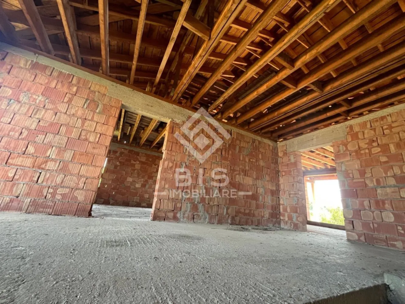 Casă la Roșu 265 mp util | Zona Valea Jelnii | Teren 900 mp - O oportunitate excelentă pentru cei care își doresc o casă spațioasă, construită solid, pe care să o finiseze exact după propriul gust! Vă propunem spre vânzare o casă aflată în stadiul „la roșu”, situată într-una dintre cele mai căutate și liniștite zone – Valea Jelnii.
Proprietatea impresionează prin regimul de înălțime,compartimentarea inteligentă și o vedere panoramică deosebită asupra zonei.
Detalii tehnice și cifre:
Suprafață utilă: 265 mp 
Suprafață teren: 900 mp -curte mare, ideală pentru grădină, foișor sau zonă de relaxare
Regim înălțime: D + P + 1
Stadiu construcție: La roșu 
Avantaje majore:
Amplasare deosebită cu panoramă superbă.
Teren generos, greu de găsit în zonele noi rezidențiale.
Libertate deplină în alegerea materialelor pentru designul interior și exterior.