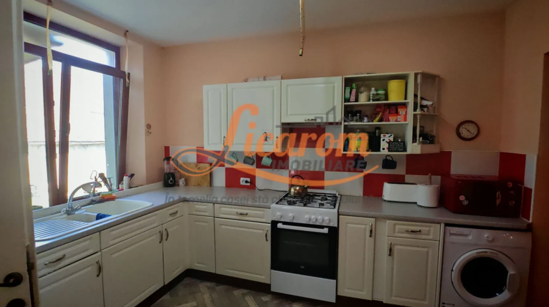 CASA SASEASCA comuna VULCAN,zona foarte buna,teren 3000 mp - Comision 0.
Licarom Imobiliare propune spre vanzare o proprietate saseasca in Comuna Vulcan cu POTENTIAL RIDICAT DE INVESTITIE SI EXPLOATARE IN REGIM HOTELIER.
Proprietatea este compusa din constructia propriu-zisa si terenul generos in suprafata de 3000 mp.
Constructia la randul ei este compusa din corpul principal care a fost reabilitat si este locuibil si corpul din spate unde este inca in curs de amenajare .
Zona este foarte buna,in vecinatate fiind imobile construite in acelasi stil ,iar proprietatea este o oaza de relaxare si aer curat,avand o priveliste spre munti care iti taie rasuflarea.
Viziunea proprietarului asupra constructiei a fost de a extinde spatiul locuibil,astfel a proiectat si realizat(momentan doar partial) 3 locuinte care in momentul finalizarii,vor putea fi inchiriate,pentru a produce venituri.
Proprietatea ofera deaseamenea posibilitatea folosirii in scop agricol a terenului aferent constructiei,sau se poate dezmembra si revinde o suprafata de aproximativ 2000 mp(care este actuala gradina).
Pentru mai multe informatii si vizionari,nu ezitati sa ne contactati la telefon 0723985424 Consultant Imobiliar Liliana si 0741059397 Consultant Imobiliar Calin.