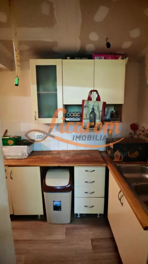 CASA SASEASCA comuna VULCAN,zona foarte buna,teren 3000 mp - Comision 0.
Licarom Imobiliare propune spre vanzare o proprietate saseasca in Comuna Vulcan cu POTENTIAL RIDICAT DE INVESTITIE SI EXPLOATARE IN REGIM HOTELIER.
Proprietatea este compusa din constructia propriu-zisa si terenul generos in suprafata de 3000 mp.
Constructia la randul ei este compusa din corpul principal care a fost reabilitat si este locuibil si corpul din spate unde este inca in curs de amenajare .
Zona este foarte buna,in vecinatate fiind imobile construite in acelasi stil ,iar proprietatea este o oaza de relaxare si aer curat,avand o priveliste spre munti care iti taie rasuflarea.
Viziunea proprietarului asupra constructiei a fost de a extinde spatiul locuibil,astfel a proiectat si realizat(momentan doar partial) 3 locuinte care in momentul finalizarii,vor putea fi inchiriate,pentru a produce venituri.
Proprietatea ofera deaseamenea posibilitatea folosirii in scop agricol a terenului aferent constructiei,sau se poate dezmembra si revinde o suprafata de aproximativ 2000 mp(care este actuala gradina).
Pentru mai multe informatii si vizionari,nu ezitati sa ne contactati la telefon 0723985424 Consultant Imobiliar Liliana si 0741059397 Consultant Imobiliar Calin.