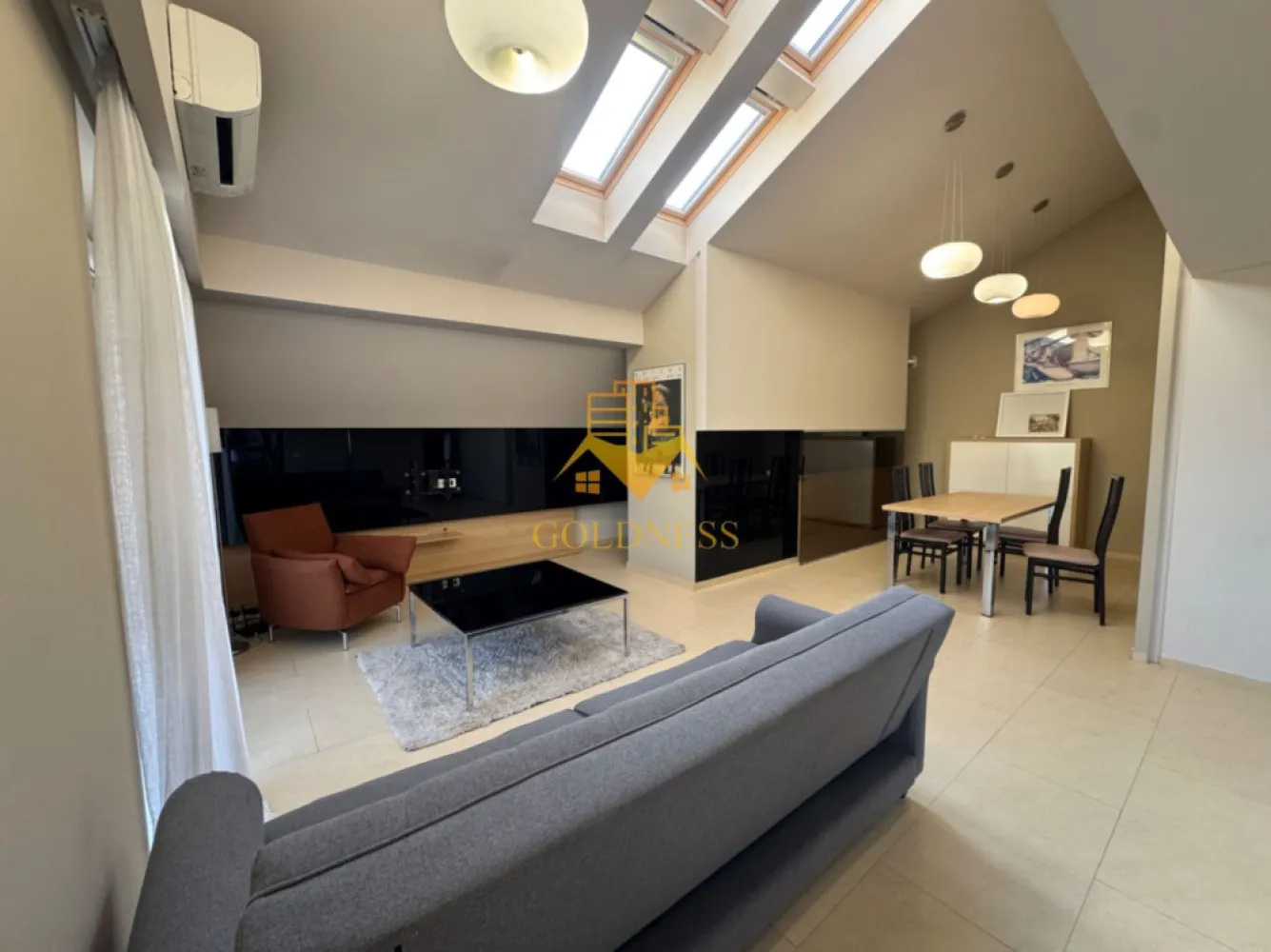 Penthouse, 3 camere, modern, parcare Manastur zona Campului, Mehedinti - GOLDNESS Imobiliare vă propune spre închiriere un apartament cu 3 camere complet mobilat și utilat, la etajul 2 într-un imobil de 2 etaje, în cartierul Manastur.
 
Apartamentul este compartimentat astfel:
 - dormitor cu pat matrimonial, dressing, noptiere

 - camera amenajata ca birou, spatiu pentru depozitare

 - living cu bucatarie open-space complet utilată, canapea extensibilă, loc de servit masa 

 - baie cu cada, calorifer port prosop inox și dulap pentru depozitare.

 - baie de serviciu 

 - 2 balcoane de 4 mp

Imobilul este dotat cu toate cele necesare- centrală proprie, mașină de spălat haine, frigider, plită electrică, hotă, etc. 
Se află în apropierea stațiilor de transport în comun, magazine, restaurante, spații verzi, farmacii, etc. 

Dispune de loc de parcare!

Dacă sunteți interesați de acest apartament și doriți să îl vizionați, dar și pentru alte oferte nu ezitați să ne contactați telefonic sau prin e-mail. Vă stăm la dispoziție!