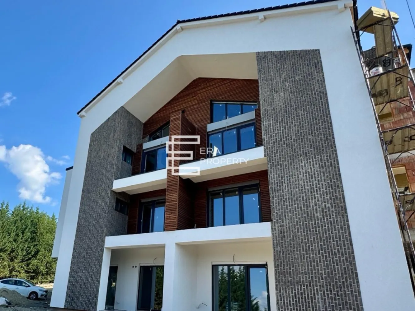 Garsonieră cu balcon și bucătărie separată | DaVinci Homes | Comision 0% - Garsonieră cu balcon și bucătărie separată | DaVinci Homes | Comision 0%

Vă oferim spre vânzare o garsonieră cu bucătărie separată, având o suprafață utilă de 37,44 mp și un balcon de 2,81 mp, amplasată într-un ansamblu rezidențial modern, proiectat pentru un stil de viață confortabil și echilibrat. Achiziția se realizează cu comision 0%.

Compartimentarea practică, împreună cu dotările și finisajele de calitate, transformă această locuință într-o alegere excelentă atât pentru locuire, cât și pentru investiție.

Pe lângă confortul oferit de locuință, veți beneficia de avantajele unui cartier nou, bine organizat, cu spații verzi generoase și infrastructură modernă, conceput pentru un trai liniștit și de calitate.

Dotări și finisaje:
încălzire în pardoseală;
centrală termică în condensare;
tâmplărie PVC cu profil de 5 camere și geam tripan;
jaluzele exterioare electrice;
aparat de aer condiționat inclus;
izolație exterioară cu vată bazaltică;
balcon finisat cu granit și balustradă din sticlă securizată;
casa scării placată cu granit;
fațadă cu elemente decorative din larice siberian și piatră naturală;
clasa energetică A.

Avantajele ansamblului rezidențial DaVinci Homes:
aproximativ 45% din suprafață este dedicată spațiilor verzi;
sistem automatizat de irigare;
arbori ornamentali maturi plantați încă din faza inițială;
panoramă deschisă către Munții Făgăraș;
toate balcoanele beneficiază de orientare sudică;
vile dispuse în trepte de nivel pentru mai multă intimitate;
4 căi de acces în și din ansamblu;
locuri de joacă amenajate pentru copii;
infrastructură completă, cu drumuri asfaltate, trotuare și locuri de parcare.

Modalități de achiziție:

Plată integrală din surse proprii:
𝟕𝟔.𝟐𝟓𝟎 € – 𝐟𝐢𝐧𝐢𝐬𝐚𝐭 𝐥𝐚 𝐚𝐥𝐛
𝟖𝟎.𝟕𝟓𝟎 € – 𝐟𝐢𝐧𝐢𝐬𝐚𝐭 𝐥𝐚 𝐜𝐡𝐞𝐢𝐞â
 
Credit bancar cu avans de 10%:
𝟖𝟎.𝟓𝟎𝟎 € – 𝐟𝐢𝐧𝐢𝐬𝐚𝐭 𝐥𝐚 𝐚𝐥𝐛 
𝟖𝟓.𝟎𝟎𝟎 € – 𝐟𝐢𝐧𝐢𝐬𝐚𝐭 𝐥𝐚 𝐜𝐡𝐞𝐢𝐞

Rate direct la dezvoltator:
Disponibile cu un avans minim de 50%, iar condițiile de finanțare sunt stabilite individual în cadrul biroului de vânzări.
Amplasarea în zona de Vest a ansamblului DaVinci Homes permite acces rapid către principalele puncte de interes din oraș și facilitează deplasările zilnice, evitând aglomerația specifică orelor de vârf.