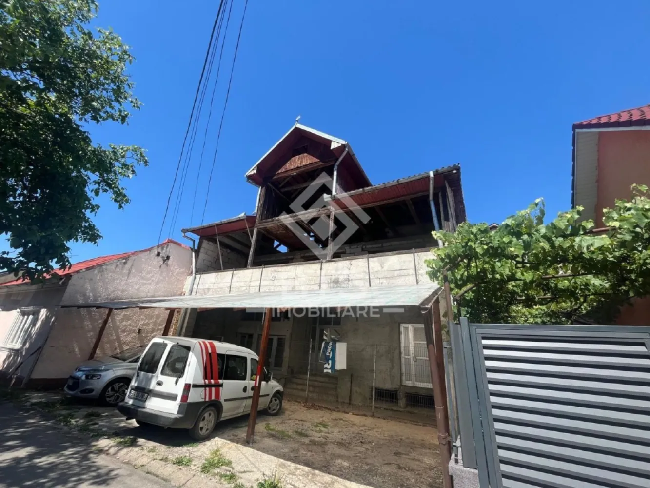 Oportunitate Investiție | Clădire Generoasă 350 mp Amprentă | D+P+E+M - Vă propunem spre vânzare o proprietate cu un potențial imens de dezvoltare, ideală atât pentru o familie numeroasă care dorește un spațiu personalizat complet, cât și pentru investitori vizionari. Datorită suprafeței și structurii, clădirea se pretează excelent pentru: sediu de firmă, clinică medicală, pensiune/bistrou, spațiu de birouri sau reconversie în apartamente.
Proprietatea necesită renovare completă, oferindu-vă libertatea totală de a regândi compartimentarea și designul final.
Specificații și detalii:
Amprentă la sol: 350 mp (o suprafață utilă totală uriașă desfășurată pe cele 4 niveluri)
Suprafață teren: 467 mp
Regim de înălțime: Demisol + Parter + Etaj + Mansardă (D + P + E + M)
Stadiu: De renovat (pânza albă perfectă pentru proiectul dumneavoastră)
Avantaje majore:
Structură solidă și spații extrem de largi, greu de găsit în construcțiile standard actuale.
Zonă cu potențial bun de exploatare comercială sau rezidențială.
Flexibilitate maximă în alegerea materialelor, finisajelor și utilităților.