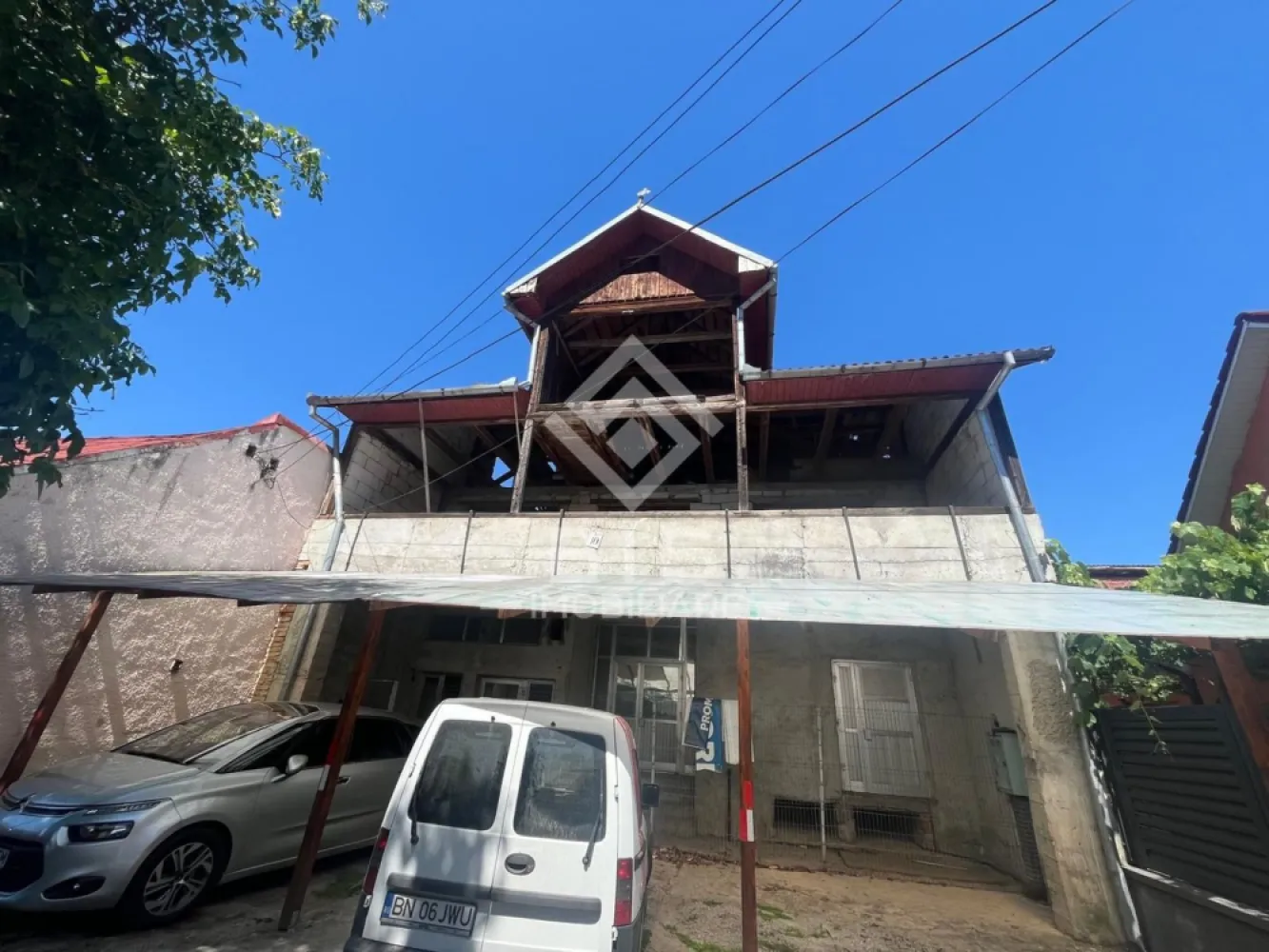 Oportunitate Investiție | Clădire Generoasă 350 mp Amprentă | D+P+E+M - Vă propunem spre vânzare o proprietate cu un potențial imens de dezvoltare, ideală atât pentru o familie numeroasă care dorește un spațiu personalizat complet, cât și pentru investitori vizionari. Datorită suprafeței și structurii, clădirea se pretează excelent pentru: sediu de firmă, clinică medicală, pensiune/bistrou, spațiu de birouri sau reconversie în apartamente.
Proprietatea necesită renovare completă, oferindu-vă libertatea totală de a regândi compartimentarea și designul final.
Specificații și detalii:
Amprentă la sol: 350 mp (o suprafață utilă totală uriașă desfășurată pe cele 4 niveluri)
Suprafață teren: 467 mp
Regim de înălțime: Demisol + Parter + Etaj + Mansardă (D + P + E + M)
Stadiu: De renovat (pânza albă perfectă pentru proiectul dumneavoastră)
Avantaje majore:
Structură solidă și spații extrem de largi, greu de găsit în construcțiile standard actuale.
Zonă cu potențial bun de exploatare comercială sau rezidențială.
Flexibilitate maximă în alegerea materialelor, finisajelor și utilităților.