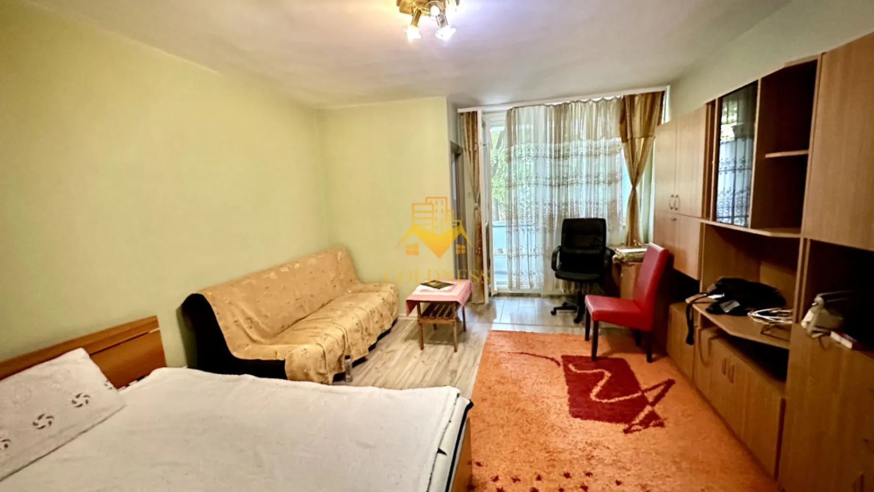 1 camera, Gheorgheni, FSEGA, Iulius Mall, Unirii, Detunata, Profi - GOLDNESS Imobiliare vă propune spre închiriere un apartament cu o camera complet mobilat și utilat, la etajul 1 într-un imobil de 10 etaje, în Cartierul Gheorgheni.
Posibilitate de parcare în zona la liber.
Se află în apropierea stațiilor de transport în comun, magazine, restaurante, spații verzi, farmacii, etc. 

Apartamentul este compartimentat astfel:
 - camera cu pat și canapea extensibilă , dressing, birou
 - bucătărie complet utilată și mobilată, loc de servit masa 
 - baie cu cada, calorifer port prosop și dulap pentru depozitare.
 - balcon 3mp

Imobilul este dotat cu toate cele necesare- încălzire termoficare, frigider, aragaz, hotă, mașină de spălat haine, etc. 

Dacă sunteți interesați de acest apartament și doriți să îl vizionați, dar și pentru alte oferte nu ezitați să ne contactați telefonic sau prin e-mail. Vă stăm la dispoziție!
Pentru intermediere se percepe un comision de 50% din prețul chiriei!