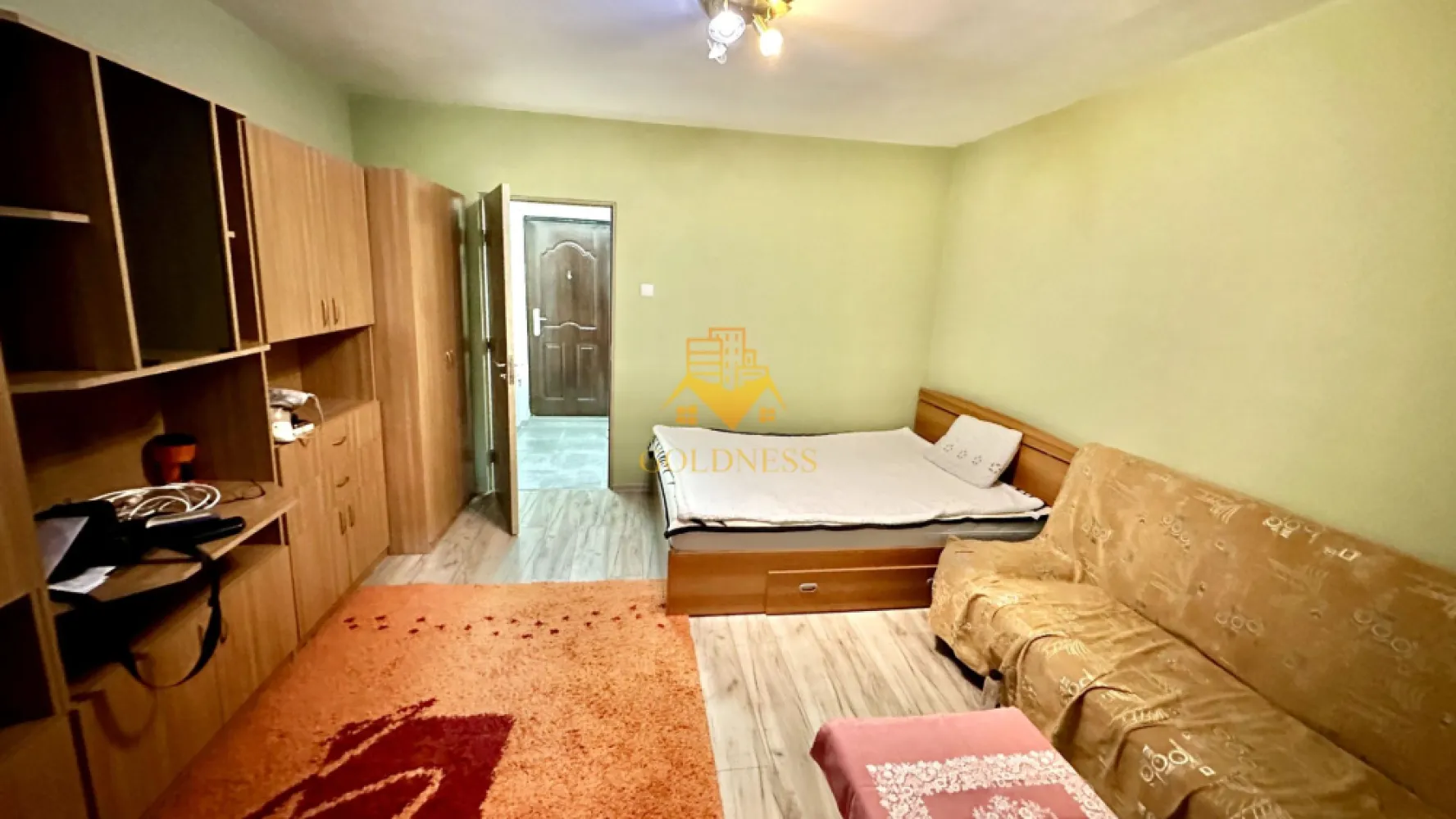 1 camera, Gheorgheni, FSEGA, Iulius Mall, Unirii, Detunata, Profi - GOLDNESS Imobiliare vă propune spre închiriere un apartament cu o camera complet mobilat și utilat, la etajul 1 într-un imobil de 10 etaje, în Cartierul Gheorgheni.
Posibilitate de parcare în zona la liber.
Se află în apropierea stațiilor de transport în comun, magazine, restaurante, spații verzi, farmacii, etc. 

Apartamentul este compartimentat astfel:
 - camera cu pat și canapea extensibilă , dressing, birou
 - bucătărie complet utilată și mobilată, loc de servit masa 
 - baie cu cada, calorifer port prosop și dulap pentru depozitare.
 - balcon 3mp

Imobilul este dotat cu toate cele necesare- încălzire termoficare, frigider, aragaz, hotă, mașină de spălat haine, etc. 

Dacă sunteți interesați de acest apartament și doriți să îl vizionați, dar și pentru alte oferte nu ezitați să ne contactați telefonic sau prin e-mail. Vă stăm la dispoziție!
Pentru intermediere se percepe un comision de 50% din prețul chiriei!