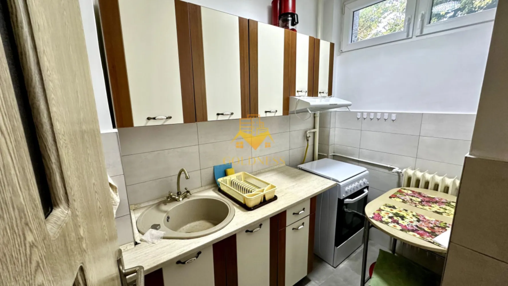 1 camera, Gheorgheni, FSEGA, Iulius Mall, Unirii, Detunata, Profi - GOLDNESS Imobiliare vă propune spre închiriere un apartament cu o camera complet mobilat și utilat, la etajul 1 într-un imobil de 10 etaje, în Cartierul Gheorgheni.
Posibilitate de parcare în zona la liber.
Se află în apropierea stațiilor de transport în comun, magazine, restaurante, spații verzi, farmacii, etc. 

Apartamentul este compartimentat astfel:
 - camera cu pat și canapea extensibilă , dressing, birou
 - bucătărie complet utilată și mobilată, loc de servit masa 
 - baie cu cada, calorifer port prosop și dulap pentru depozitare.
 - balcon 3mp

Imobilul este dotat cu toate cele necesare- încălzire termoficare, frigider, aragaz, hotă, mașină de spălat haine, etc. 

Dacă sunteți interesați de acest apartament și doriți să îl vizionați, dar și pentru alte oferte nu ezitați să ne contactați telefonic sau prin e-mail. Vă stăm la dispoziție!
Pentru intermediere se percepe un comision de 50% din prețul chiriei!