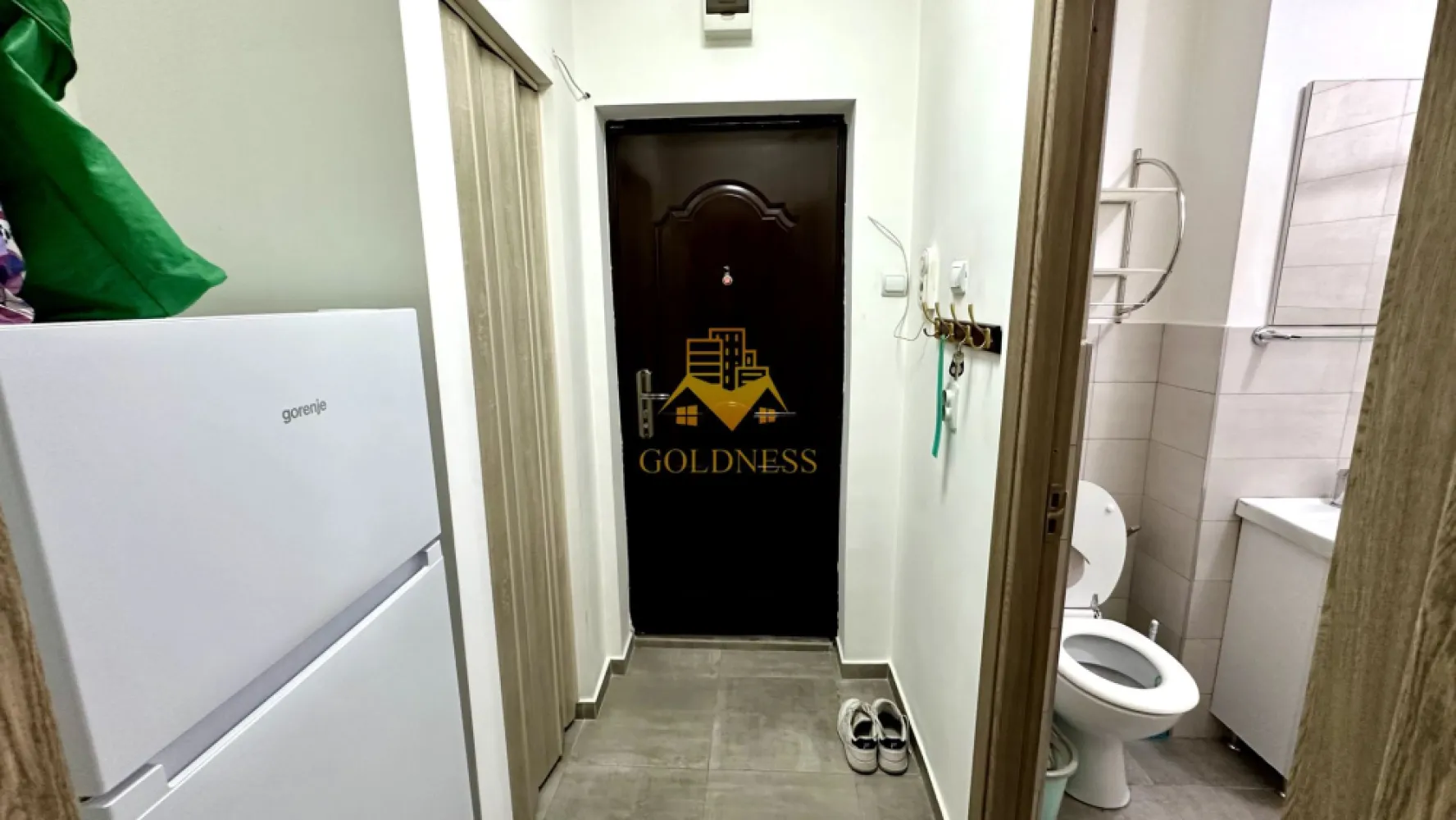 1 camera, Gheorgheni, FSEGA, Iulius Mall, Unirii, Detunata, Profi - GOLDNESS Imobiliare vă propune spre închiriere un apartament cu o camera complet mobilat și utilat, la etajul 1 într-un imobil de 10 etaje, în Cartierul Gheorgheni.
Posibilitate de parcare în zona la liber.
Se află în apropierea stațiilor de transport în comun, magazine, restaurante, spații verzi, farmacii, etc. 

Apartamentul este compartimentat astfel:
 - camera cu pat și canapea extensibilă , dressing, birou
 - bucătărie complet utilată și mobilată, loc de servit masa 
 - baie cu cada, calorifer port prosop și dulap pentru depozitare.
 - balcon 3mp

Imobilul este dotat cu toate cele necesare- încălzire termoficare, frigider, aragaz, hotă, mașină de spălat haine, etc. 

Dacă sunteți interesați de acest apartament și doriți să îl vizionați, dar și pentru alte oferte nu ezitați să ne contactați telefonic sau prin e-mail. Vă stăm la dispoziție!
Pentru intermediere se percepe un comision de 50% din prețul chiriei!