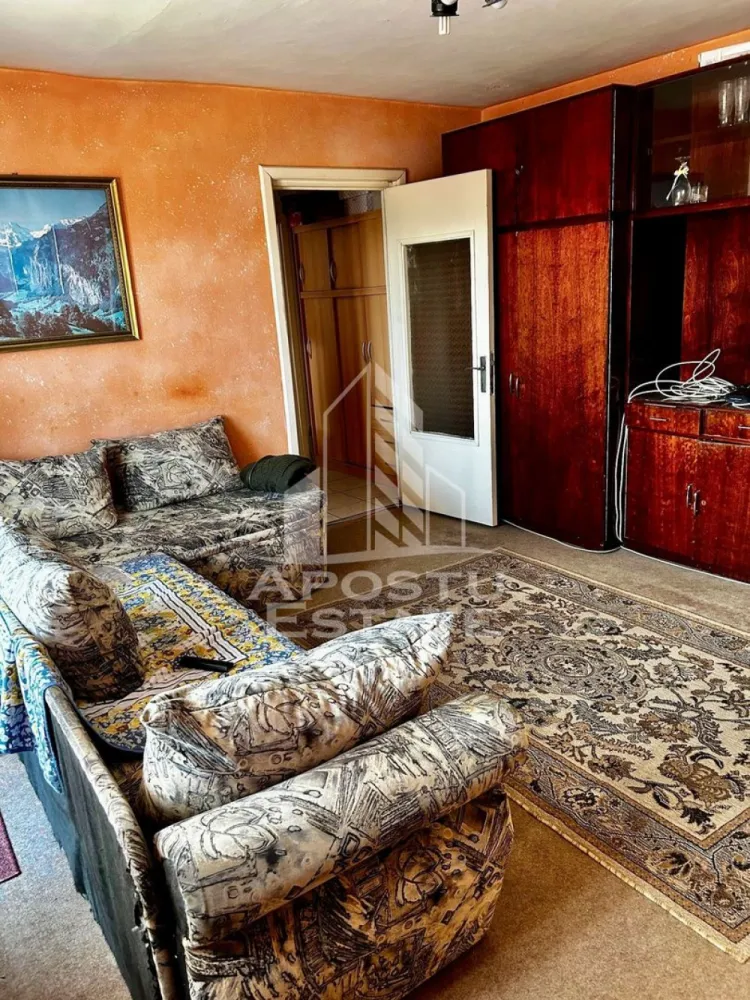 Apartament 2 camere de vânzare, zona Lipovei, Timisoara - Agentia imobiliara APOSTU ESTATE va propune spre vanzare un apartament cu 2 camere, semidecomandat, etaj 4/4, situat in zona Lipovei din Timisoara, judetul Timis.

Apartamentul este amplasat la etajul 4 din 4 si are o suprafata utila de 53 mp cu balcon.

Blocul este anvelopat exterior si detine acoperis cu tabla.

Confortul termic se realizeaza prin intermediul termoficării la rețeaua orașului cu sistem de incalzire prin calorifere.
Compartimentare:

-bucatarie inchisa

-living

-dormitor

- baie cu cada

Proprietatea se vinde cum se vede in imagini, necesita renovare si este o varianta ideala pentru familii, cuplu, investitie.

Vecinatati: Mijloace transport in comun la 3 min de mers pe jos, Lidl, Pepco, Gym One 6 la 13 minute de mers pe jos, Scoala generala nr.7 la 13 min de mers pe jos, Iulius Mall la 5 minute cu masina, Centrul orasului la 11 minute cu masina

Agentia imobiliara Apostu Estate va ofera consultanta bancara gratuita prin intermediul colaboratorilor nostri pentru alegerea celui mai potrivit tip de credit, astfel incat tu sa devi noul proprietar al acestui apartament.

Va asteptam cu drag la o vizionare!

Id Intern:CP3190473