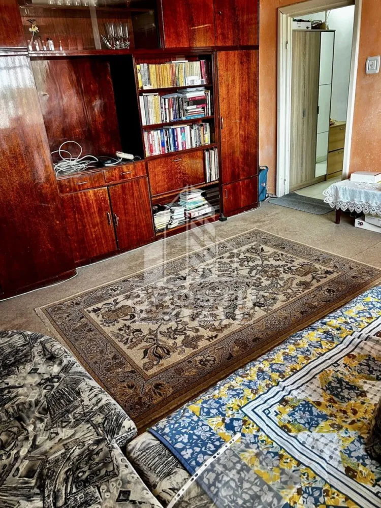 Apartament 2 camere de vânzare, zona Lipovei, Timisoara - Agentia imobiliara APOSTU ESTATE va propune spre vanzare un apartament cu 2 camere, semidecomandat, etaj 4/4, situat in zona Lipovei din Timisoara, judetul Timis.

Apartamentul este amplasat la etajul 4 din 4 si are o suprafata utila de 53 mp cu balcon.

Blocul este anvelopat exterior si detine acoperis cu tabla.

Confortul termic se realizeaza prin intermediul termoficării la rețeaua orașului cu sistem de incalzire prin calorifere.
Compartimentare:

-bucatarie inchisa

-living

-dormitor

- baie cu cada

Proprietatea se vinde cum se vede in imagini, necesita renovare si este o varianta ideala pentru familii, cuplu, investitie.

Vecinatati: Mijloace transport in comun la 3 min de mers pe jos, Lidl, Pepco, Gym One 6 la 13 minute de mers pe jos, Scoala generala nr.7 la 13 min de mers pe jos, Iulius Mall la 5 minute cu masina, Centrul orasului la 11 minute cu masina

Agentia imobiliara Apostu Estate va ofera consultanta bancara gratuita prin intermediul colaboratorilor nostri pentru alegerea celui mai potrivit tip de credit, astfel incat tu sa devi noul proprietar al acestui apartament.

Va asteptam cu drag la o vizionare!

Id Intern:CP3190473