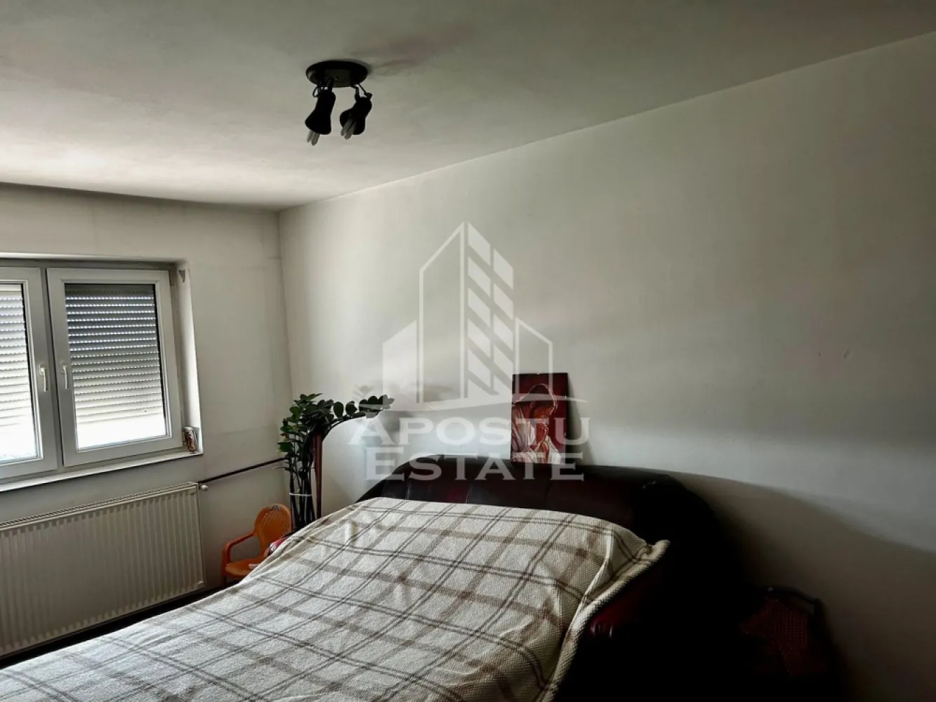 Apartament 2 camere de vânzare, zona Lipovei, Timisoara - Agentia imobiliara APOSTU ESTATE va propune spre vanzare un apartament cu 2 camere, semidecomandat, etaj 4/4, situat in zona Lipovei din Timisoara, judetul Timis.

Apartamentul este amplasat la etajul 4 din 4 si are o suprafata utila de 53 mp cu balcon.

Blocul este anvelopat exterior si detine acoperis cu tabla.

Confortul termic se realizeaza prin intermediul termoficării la rețeaua orașului cu sistem de incalzire prin calorifere.
Compartimentare:

-bucatarie inchisa

-living

-dormitor

- baie cu cada

Proprietatea se vinde cum se vede in imagini, necesita renovare si este o varianta ideala pentru familii, cuplu, investitie.

Vecinatati: Mijloace transport in comun la 3 min de mers pe jos, Lidl, Pepco, Gym One 6 la 13 minute de mers pe jos, Scoala generala nr.7 la 13 min de mers pe jos, Iulius Mall la 5 minute cu masina, Centrul orasului la 11 minute cu masina

Agentia imobiliara Apostu Estate va ofera consultanta bancara gratuita prin intermediul colaboratorilor nostri pentru alegerea celui mai potrivit tip de credit, astfel incat tu sa devi noul proprietar al acestui apartament.

Va asteptam cu drag la o vizionare!

Id Intern:CP3190473