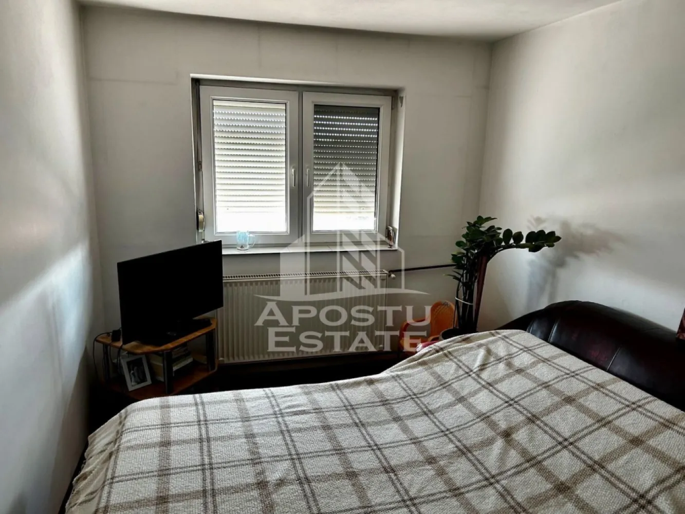 Apartament 2 camere de vânzare, zona Lipovei, Timisoara - Agentia imobiliara APOSTU ESTATE va propune spre vanzare un apartament cu 2 camere, semidecomandat, etaj 4/4, situat in zona Lipovei din Timisoara, judetul Timis.

Apartamentul este amplasat la etajul 4 din 4 si are o suprafata utila de 53 mp cu balcon.

Blocul este anvelopat exterior si detine acoperis cu tabla.

Confortul termic se realizeaza prin intermediul termoficării la rețeaua orașului cu sistem de incalzire prin calorifere.
Compartimentare:

-bucatarie inchisa

-living

-dormitor

- baie cu cada

Proprietatea se vinde cum se vede in imagini, necesita renovare si este o varianta ideala pentru familii, cuplu, investitie.

Vecinatati: Mijloace transport in comun la 3 min de mers pe jos, Lidl, Pepco, Gym One 6 la 13 minute de mers pe jos, Scoala generala nr.7 la 13 min de mers pe jos, Iulius Mall la 5 minute cu masina, Centrul orasului la 11 minute cu masina

Agentia imobiliara Apostu Estate va ofera consultanta bancara gratuita prin intermediul colaboratorilor nostri pentru alegerea celui mai potrivit tip de credit, astfel incat tu sa devi noul proprietar al acestui apartament.

Va asteptam cu drag la o vizionare!

Id Intern:CP3190473