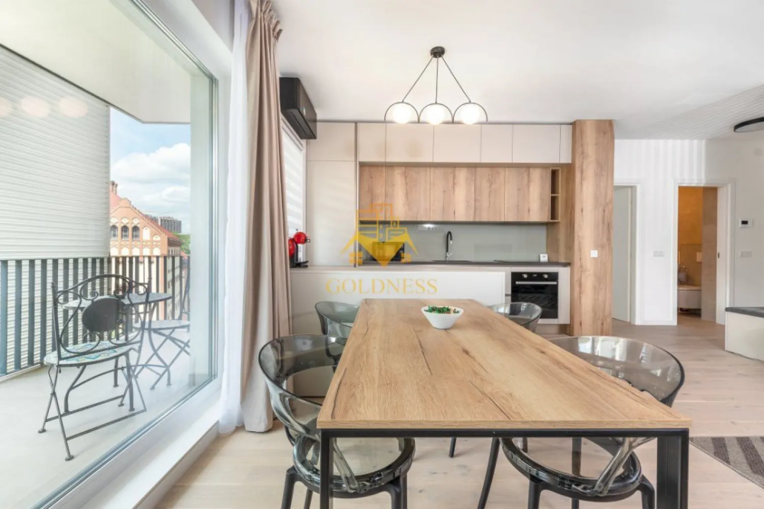 2 camere, modern, parcare, bloc nou, AC, Record Park, zona Bosch, Ntt - GOLDNESS Imobiliare vă propune spre închiriere un apartament cu 2 camere complet mobilat și utilat, la etajul 4 într-un imobil de 6 etaje, în cartierul Marasti. Apartamentul este compartimentat astfel:
 - dormitor cu pat matrimonial, dressing, noptiere
 - living cu bucatarie open-space complet utilată, canapea extensibla, loc de servit masa 
 - baie cu vana, calorifer port prosop inox și dulap pentru depozitare.
 - terasa de 12 mp.

Imobilul este dotat cu toate cele necesare- centrală proprie, mașină de spălat haine, frigider, plită electrică, hotă, TV, etc. 
Se află în apropierea stațiilor de transport în comun, magazine, restaurante, spații verzi, farmacii, etc. 
Dispune de loc de parcare subteran!

Dacă sunteți interesați de acest apartament și doriți să îl vizionați, dar și pentru alte oferte sau detalii nu ezitați să ne contactați telefonic sau prin e-mail - goldnessimobiliare@gmail.com. Vă stăm la dispoziție!
