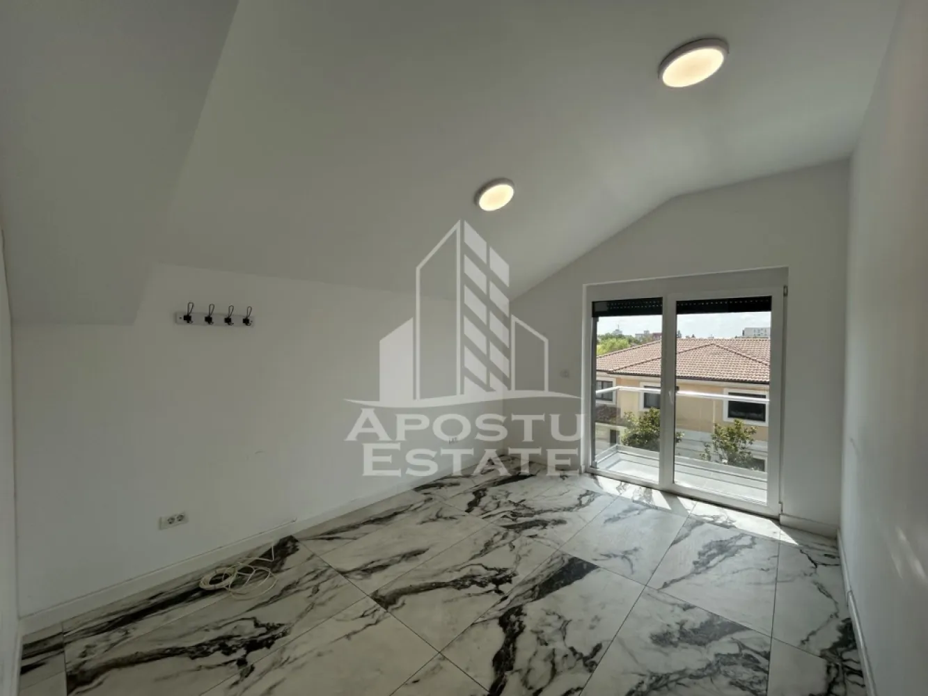 Apartament pretabil birouri, 4 camere, Dumbravita Kaufland - Agentia imobiliara Apostu Estate va propune spre inchiriere apartament cu 4 camere, pretabil pentru birouri, 100 mp, in zona Kufland Dumbravita.

Apartamentul se afla la etajul 1 intr-o cladire care include doar firme si activitati comerciale.
Confortul termic este asigurat prin centrala proprie pe gaz si aparat de climatizare.
Spatiul este format din 3 incaperi individuale, zona receptie, bucatarie, spatiu depozitare si 2 grupuri sanitare.
Apartamentul se inchiriaza cu doua locuri de parcare proprii.

Pentru mai multe detalii sau pentru stabilirea unei vizionari nu ezitati sa ne contactati.
CP3190731